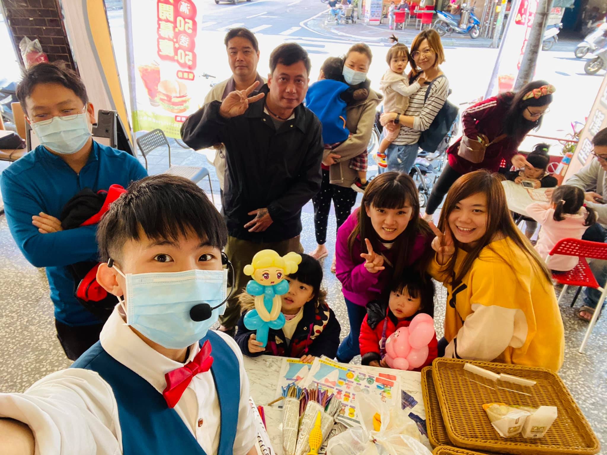 1月拉亞漢堡活動，柯男自拍身後拿氣球的家庭