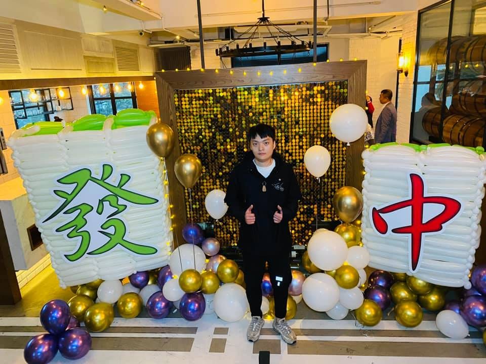 麻將牌氣球佈置全景，金亮片牆前散落金紫白氣球