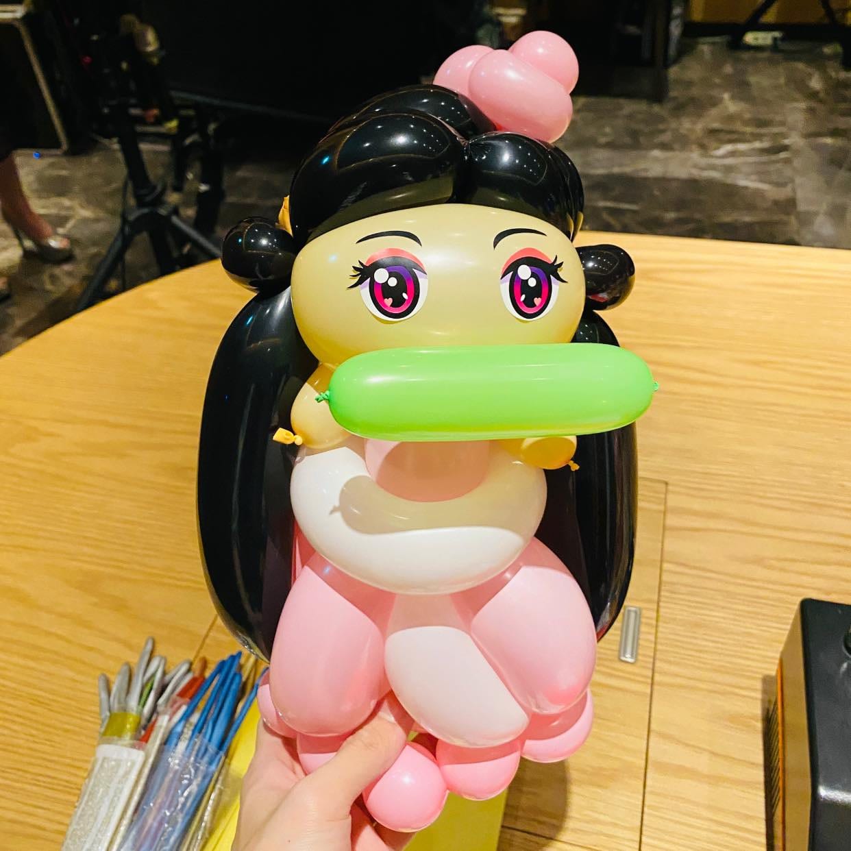 禰豆子造型氣球特寫，黑色長髮、粉紅和服與綠色竹筒