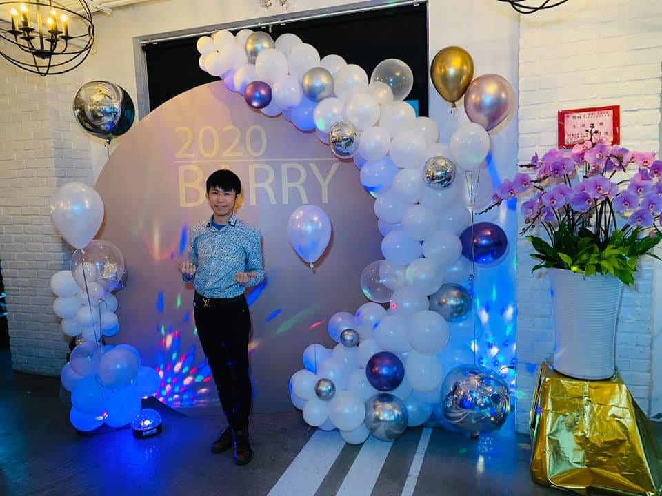 印著2020字樣的圓形背板，周圍是銀白藍色系不規則氣球拱