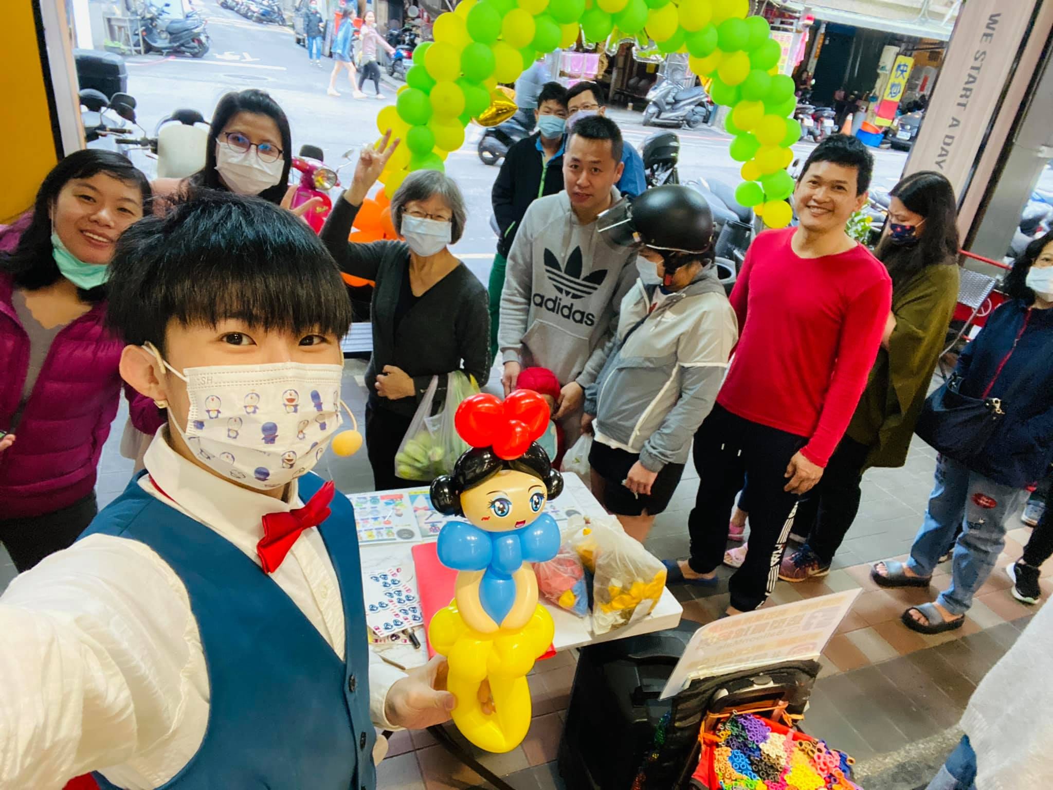 中和拉亞漢堡門市前，柯男自拍身後排隊民眾與白雪公主氣球