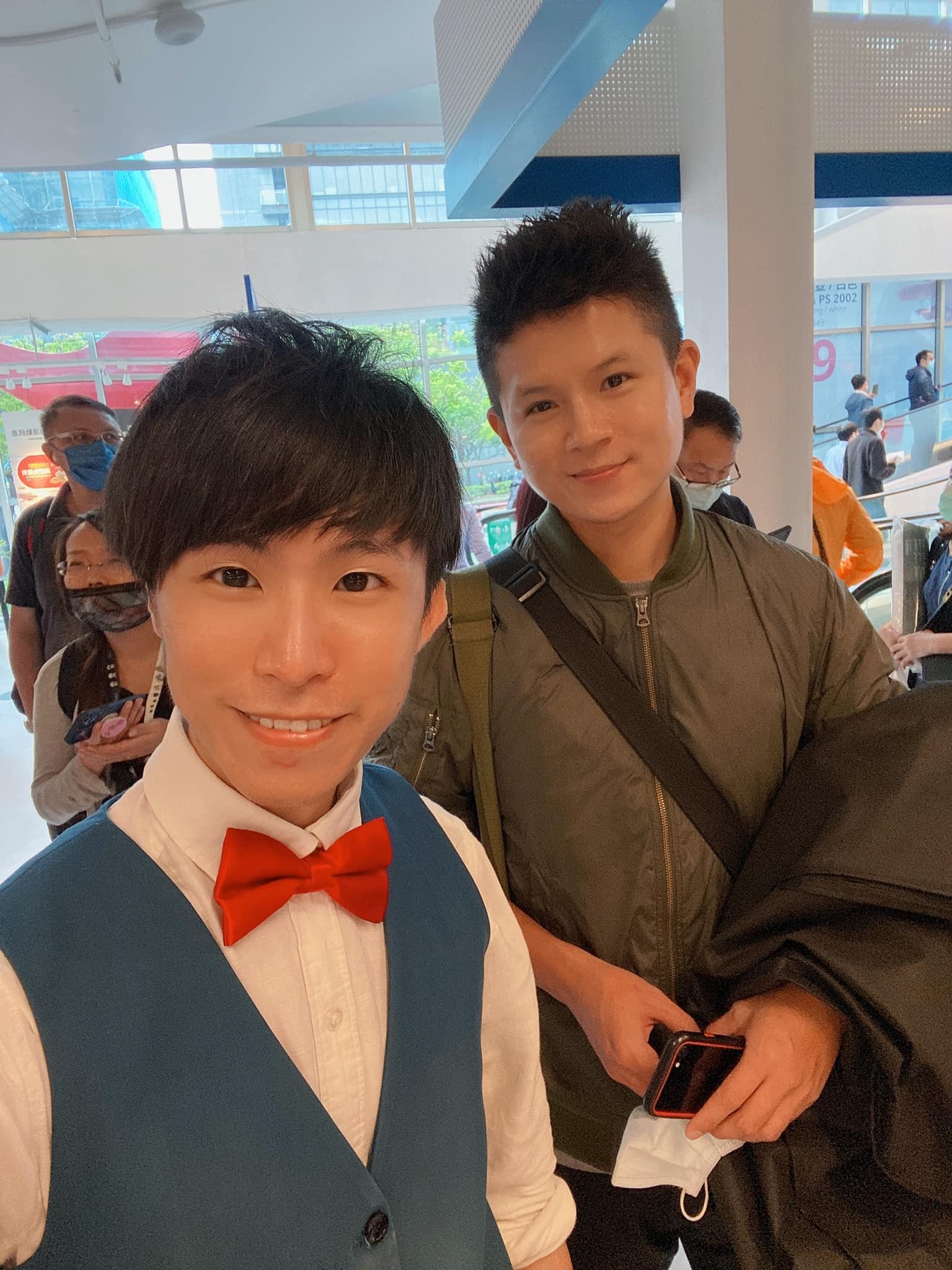 柯男和一位年輕男士在IKEA賣場內自拍合照