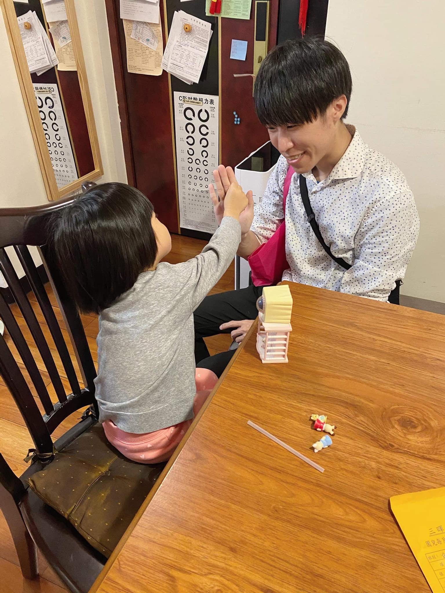 小壽星在餐桌旁和柯男擊掌說再見