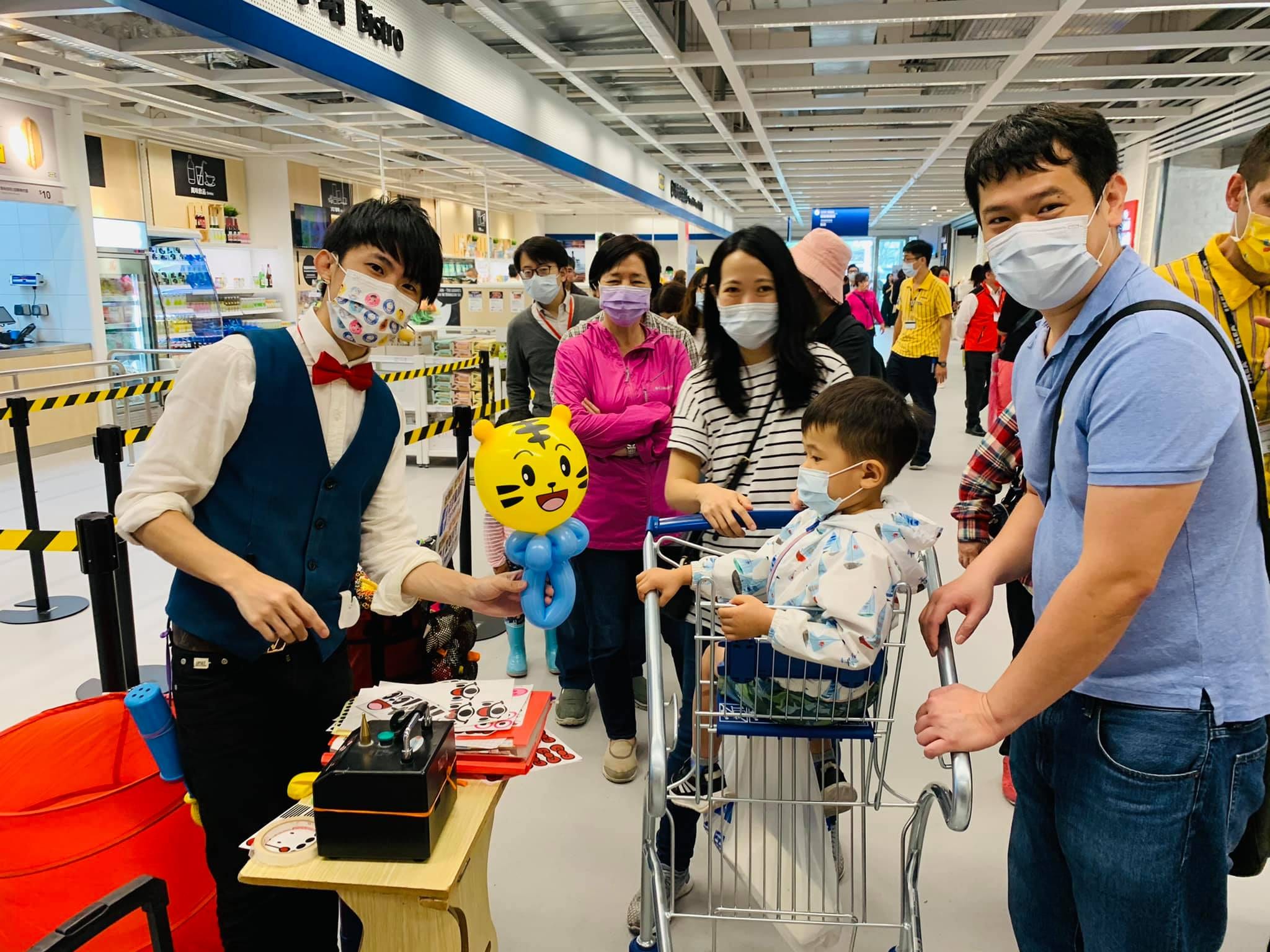 內湖IKEA開幕現場,柯男把巧虎造型氣球交給推車上的小男孩