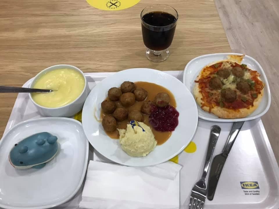 IKEA餐廳托盤上的肉丸、薯泥、披薩與飲料