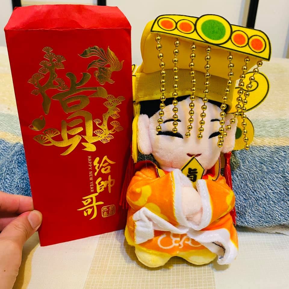收到的媽祖娃娃結緣品，旁邊是紅色燙金封套