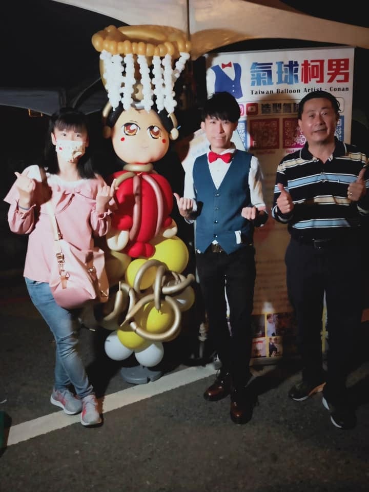 柯男與兩位民眾在氣球媽祖兩側比讚合照