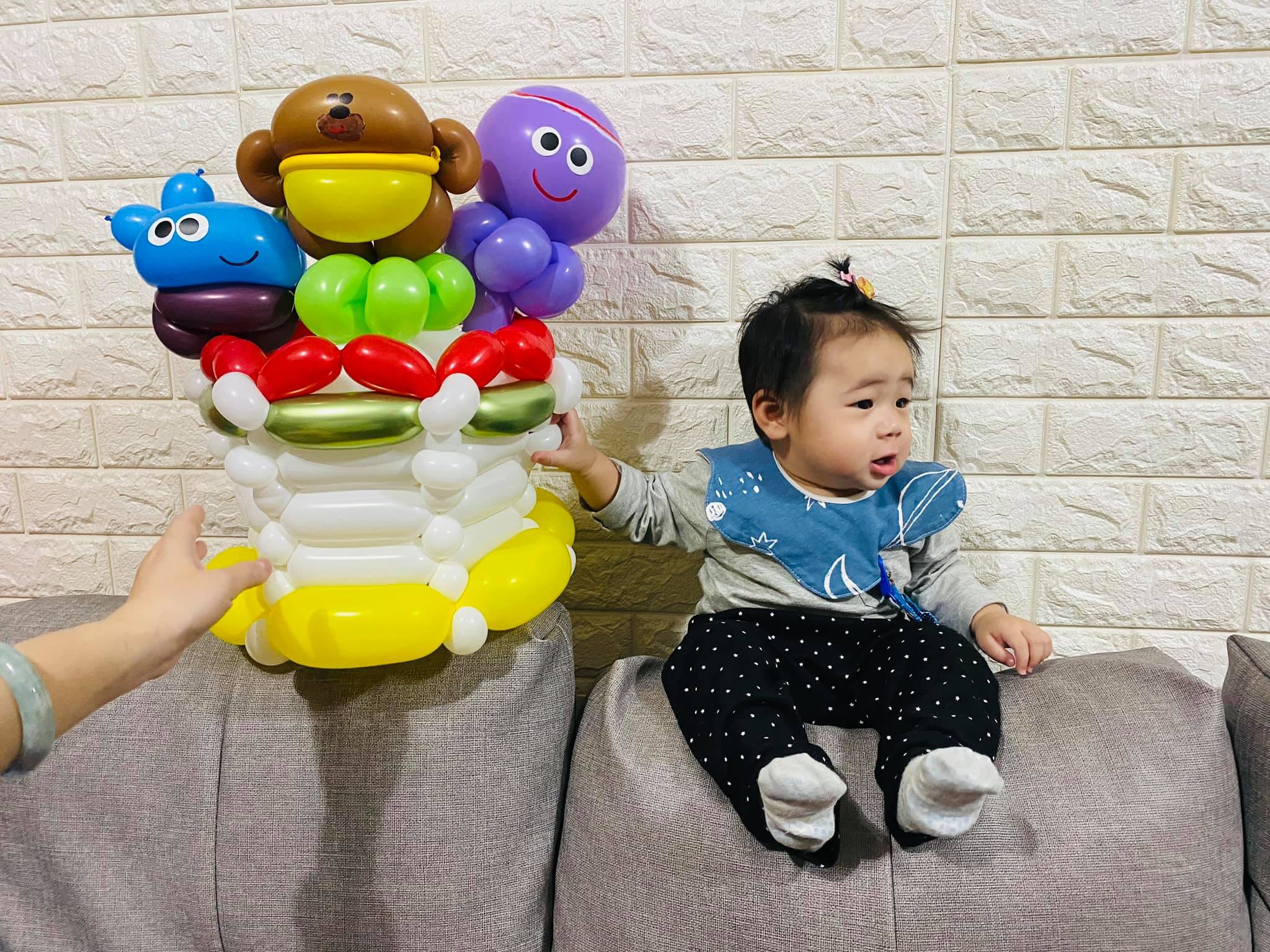 阿奇幼幼園主題氣球蛋糕塔，頂端咖啡色阿奇與紫色、藍色角色