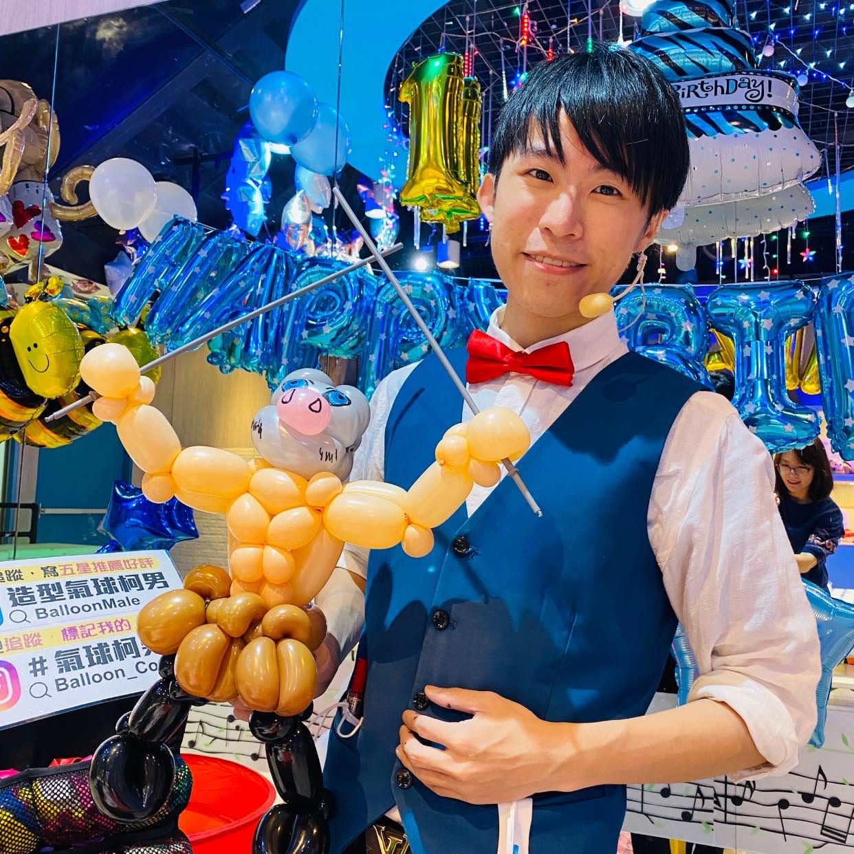 柯男拿著伊之助造型氣球，背景是數字10與生日字母氣球