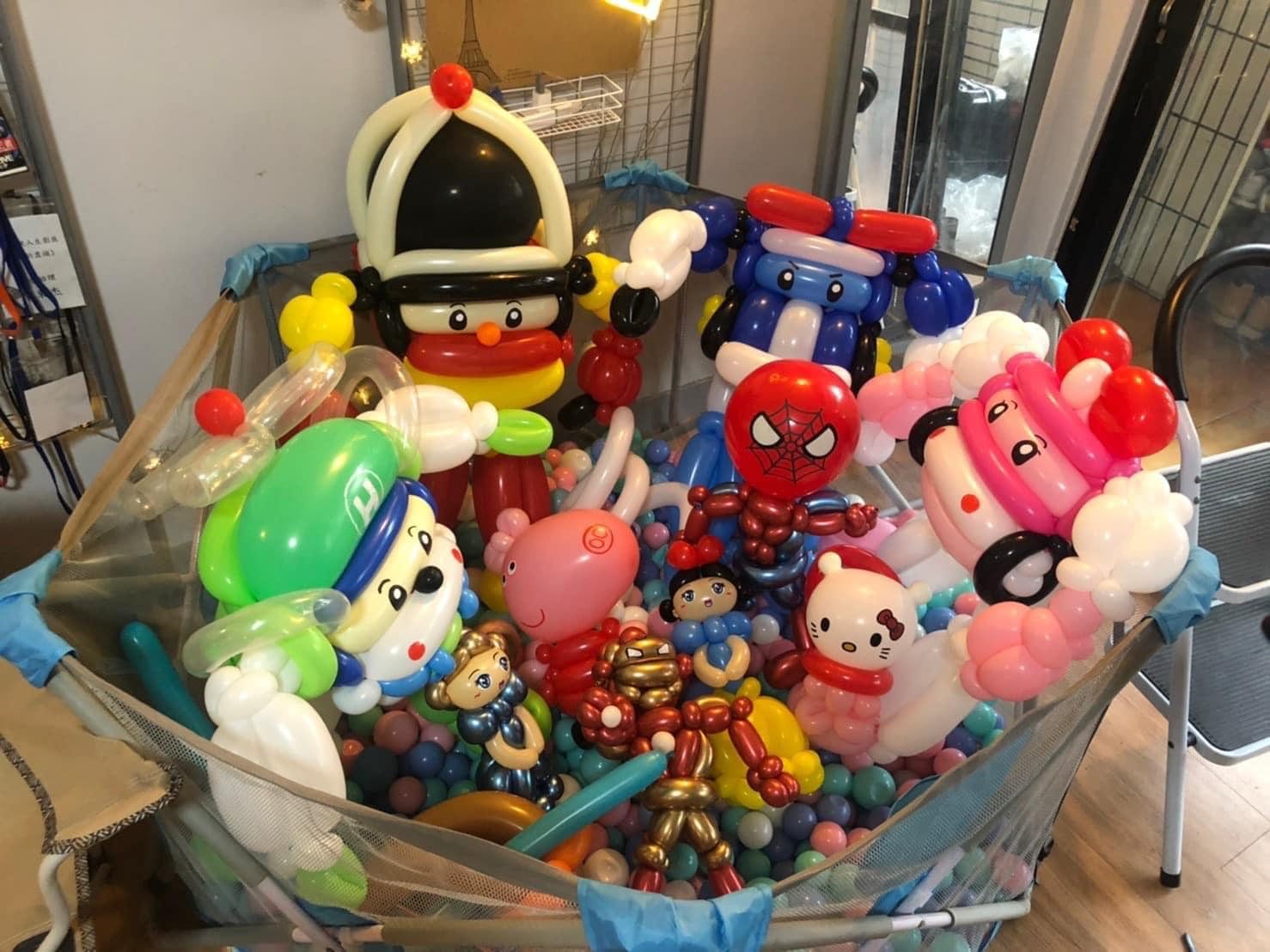 球池裡堆滿造型氣球，有蜘蛛人、Hello Kitty 與救援小英雄