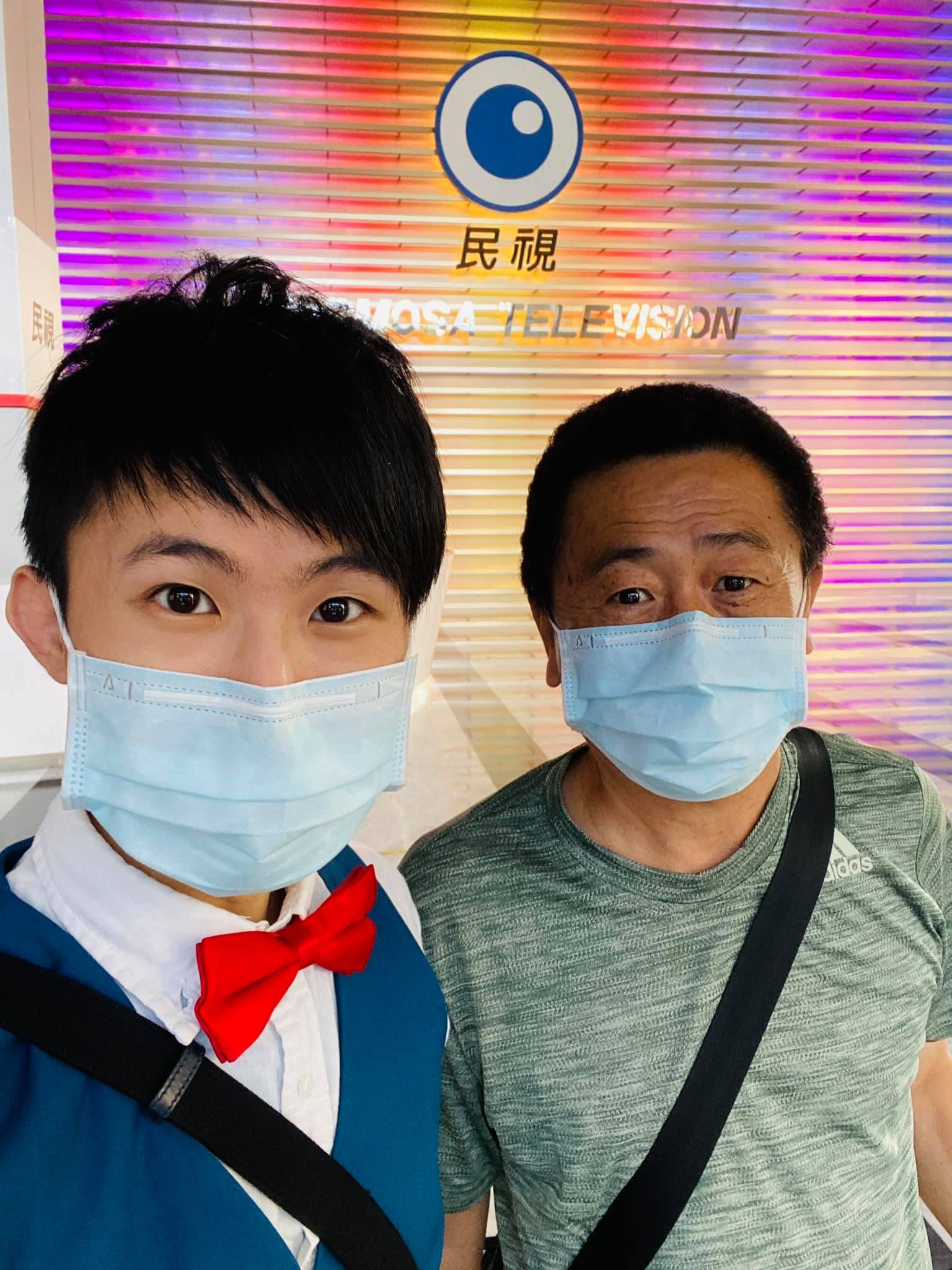 柯男在民視 FORMOSA TELEVISION 標誌前自拍