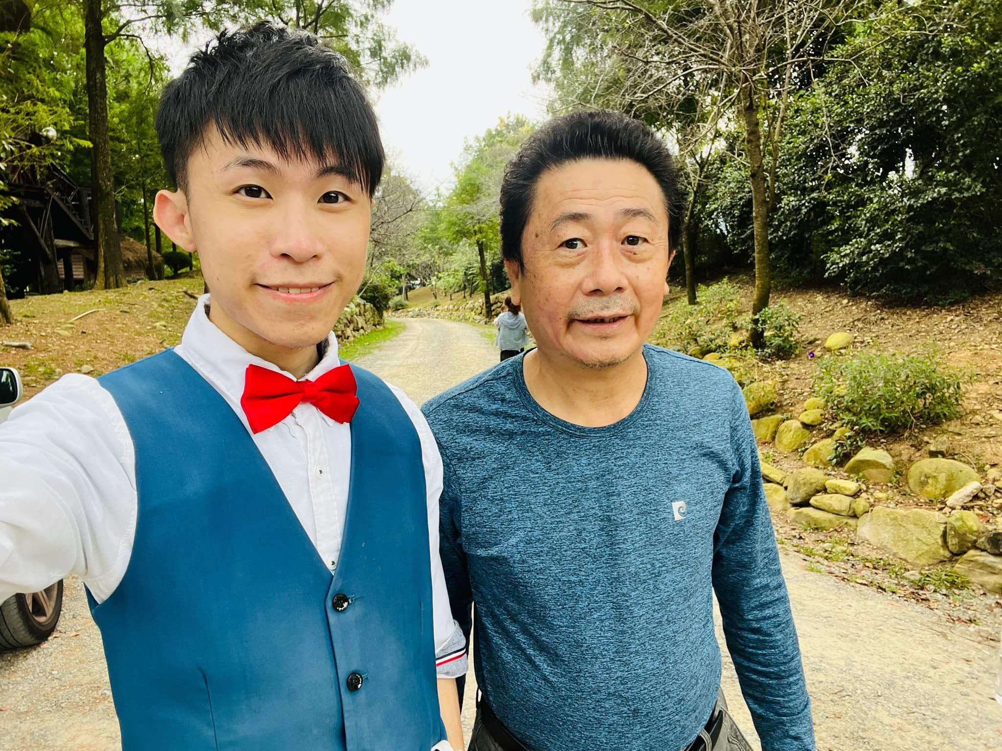 柯男在新社莊園林間步道上的自拍合照