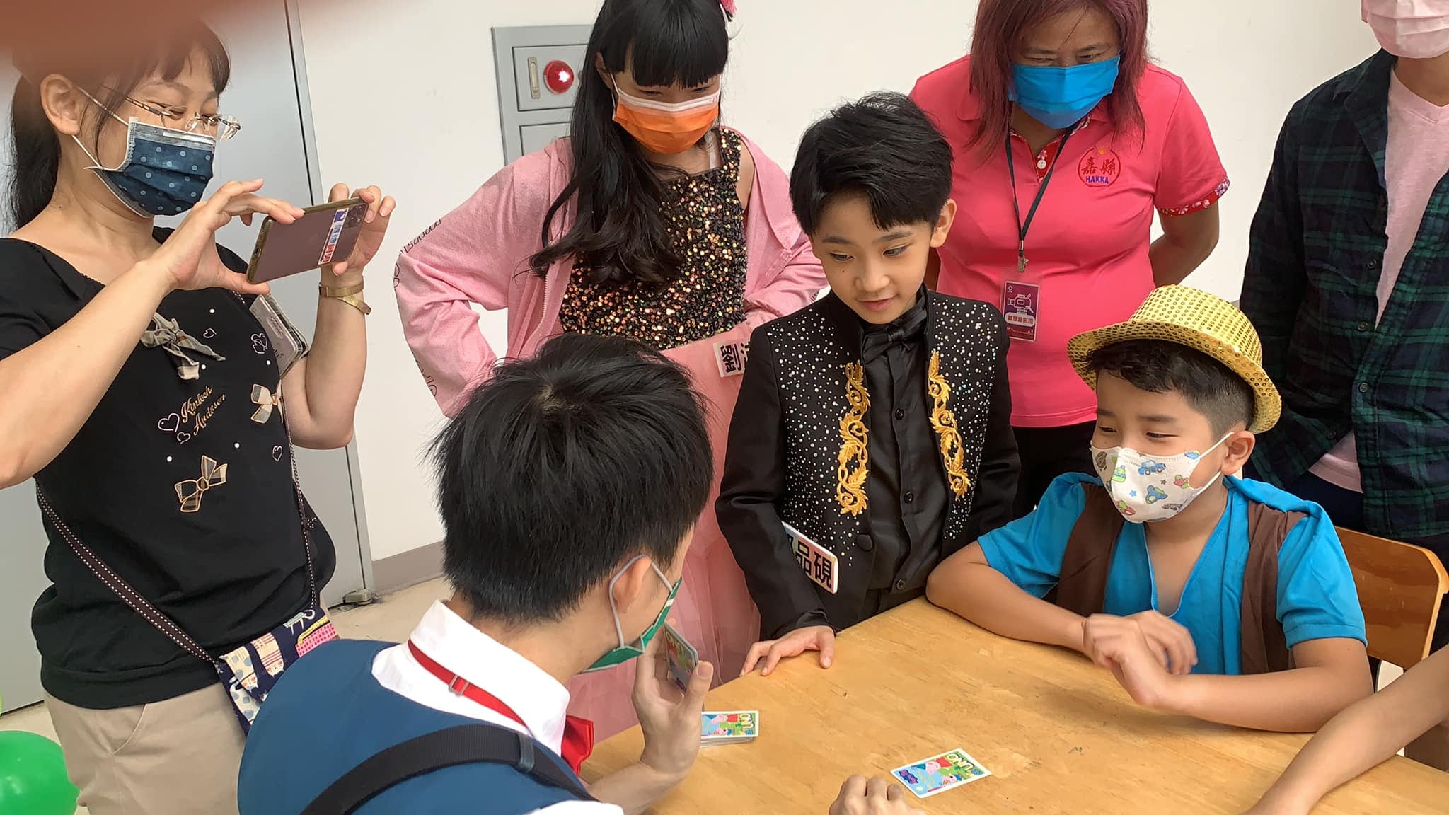 等待錄影時，柯男拿 UNO 牌替小朋友變魔術