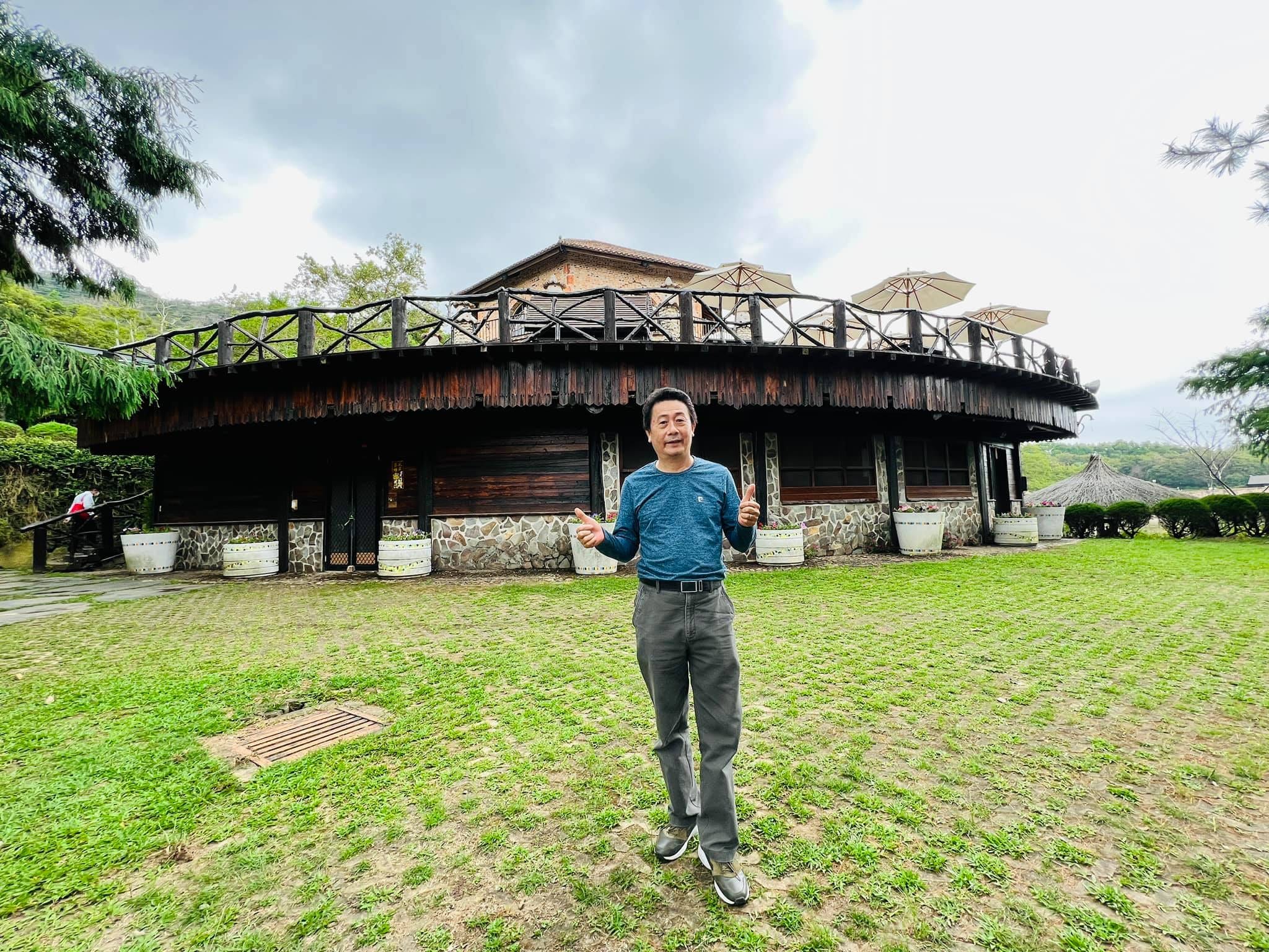 新社莊園草地上的圓形木造建築與陽傘露台