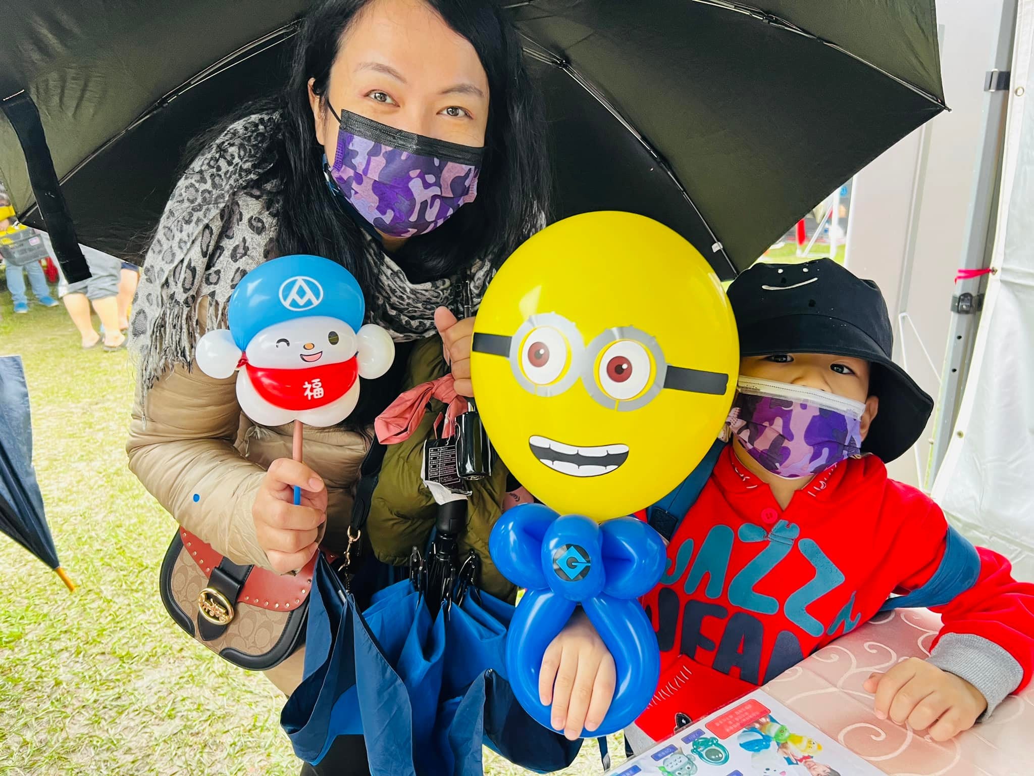 媽媽拿福利熊氣球，孩子拿著小小兵造型氣球