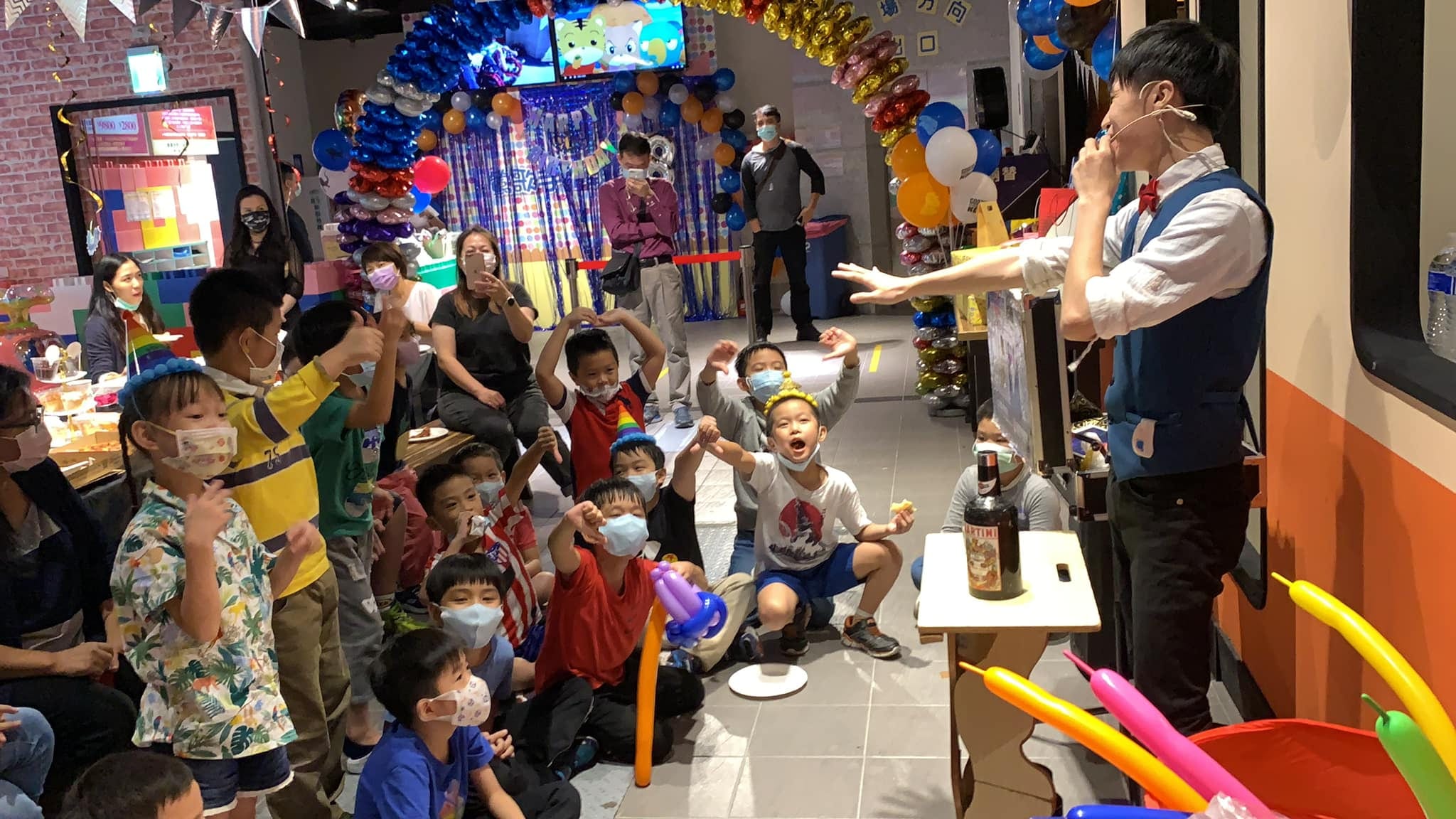 鶯歌手作親子館生日派對，柯男表演魔術，小朋友舉手搶答