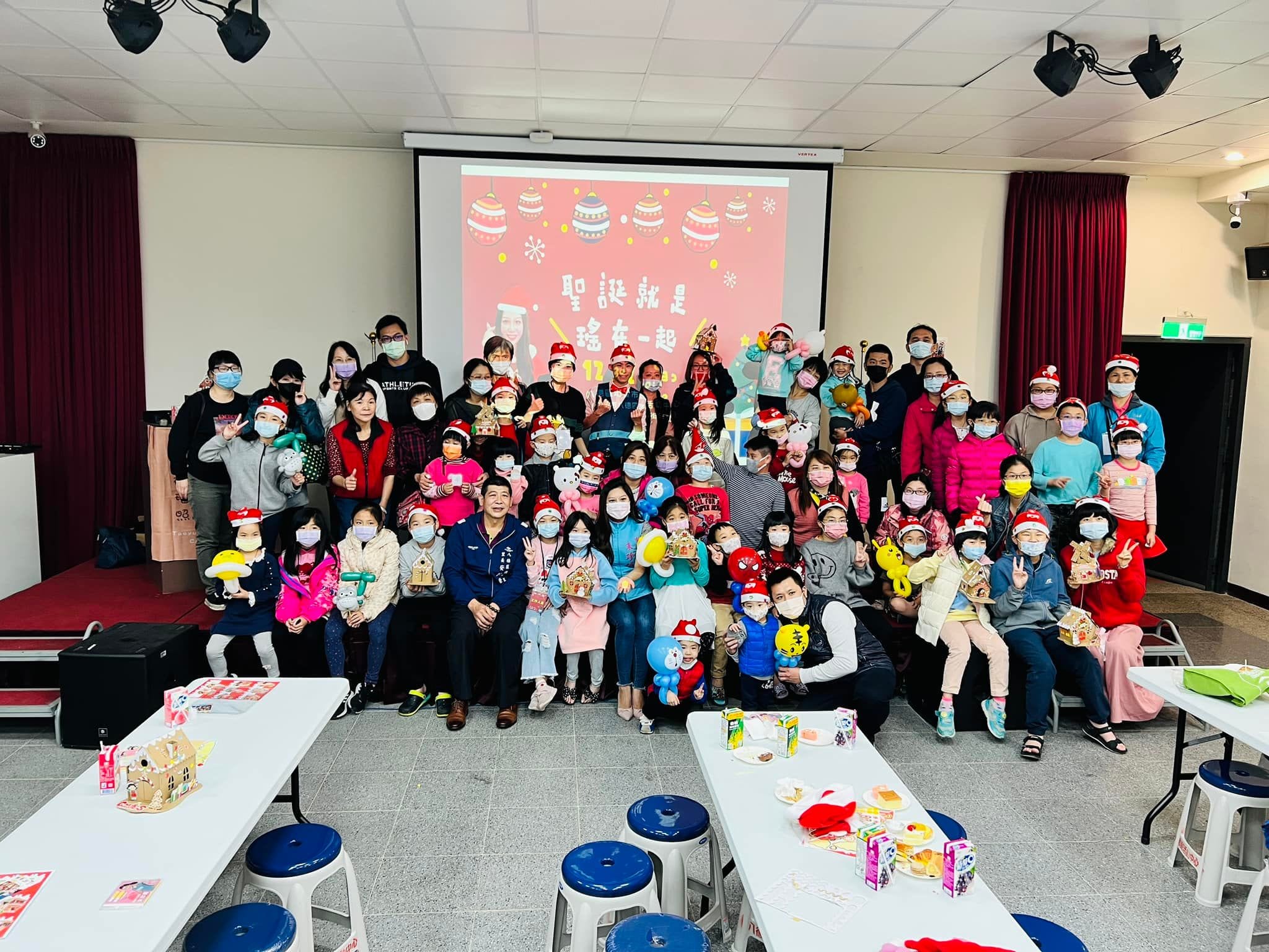 瑞發市民活動中心聖誕活動大合照，大家拿著薑餅屋與造型氣球