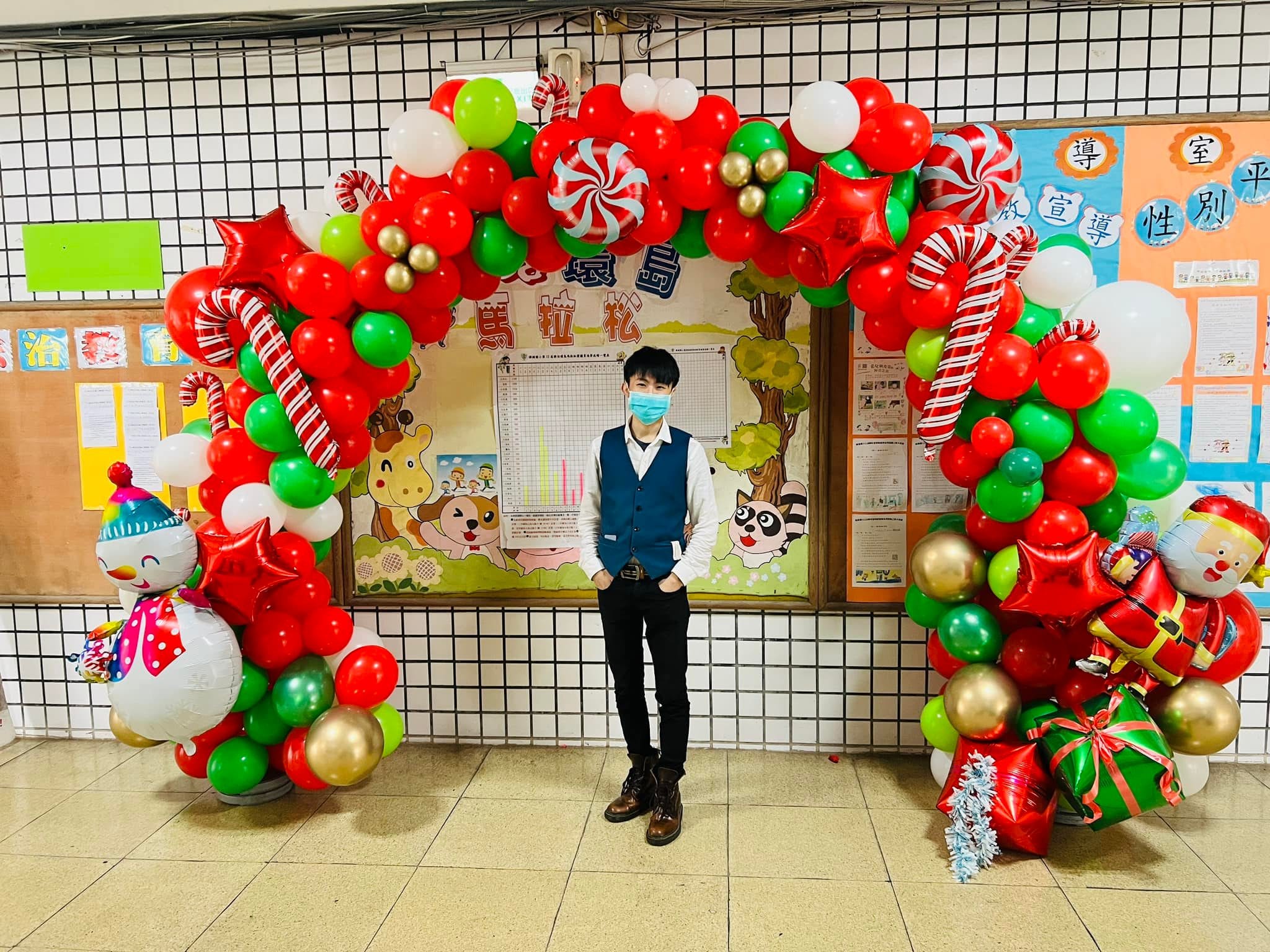 汐止樟樹國小走廊的紅綠金聖誕氣球拱門,兩側是雪人與聖誕老公公