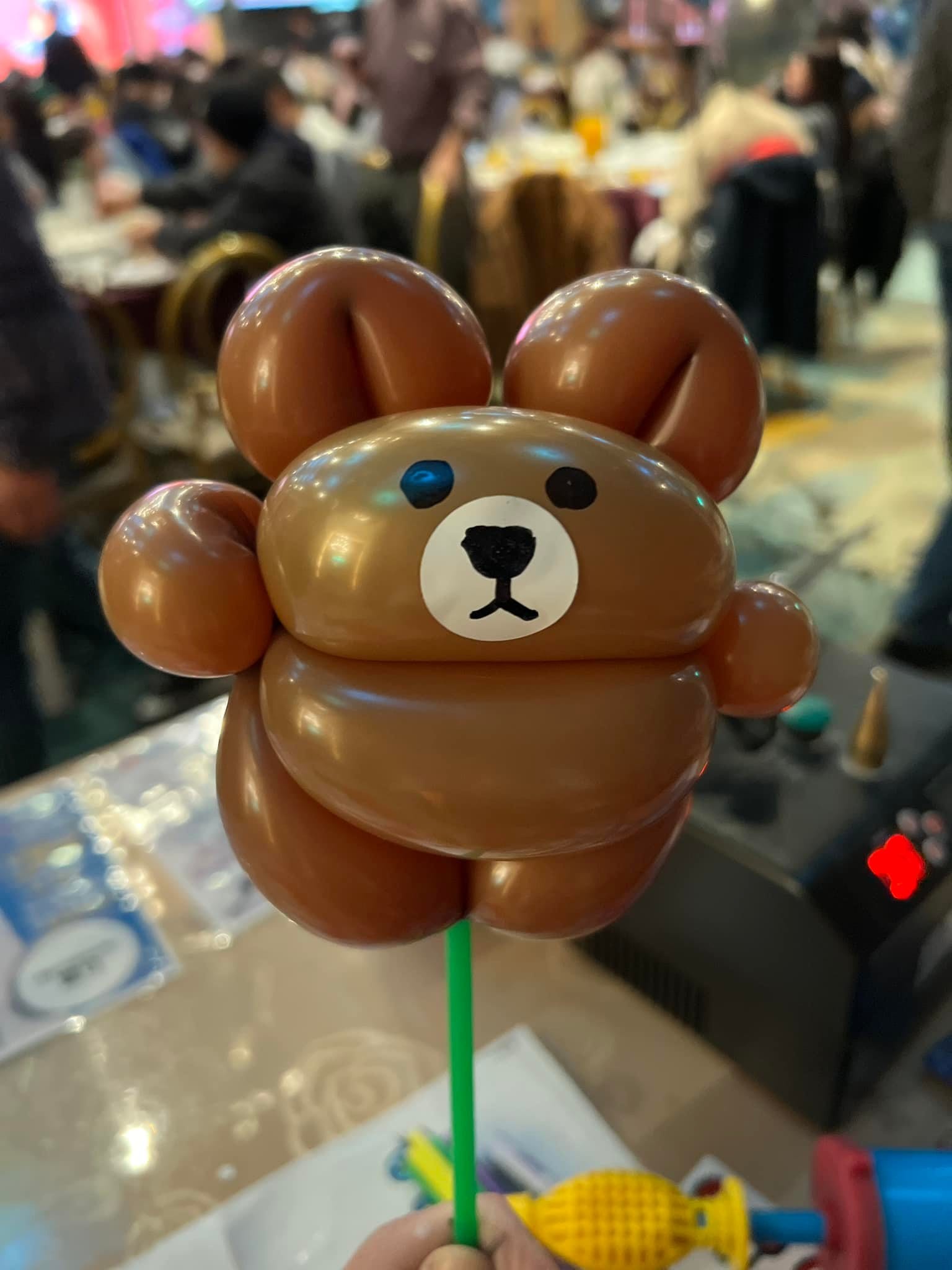 插在手持棒上的咖啡色熊大造型氣球