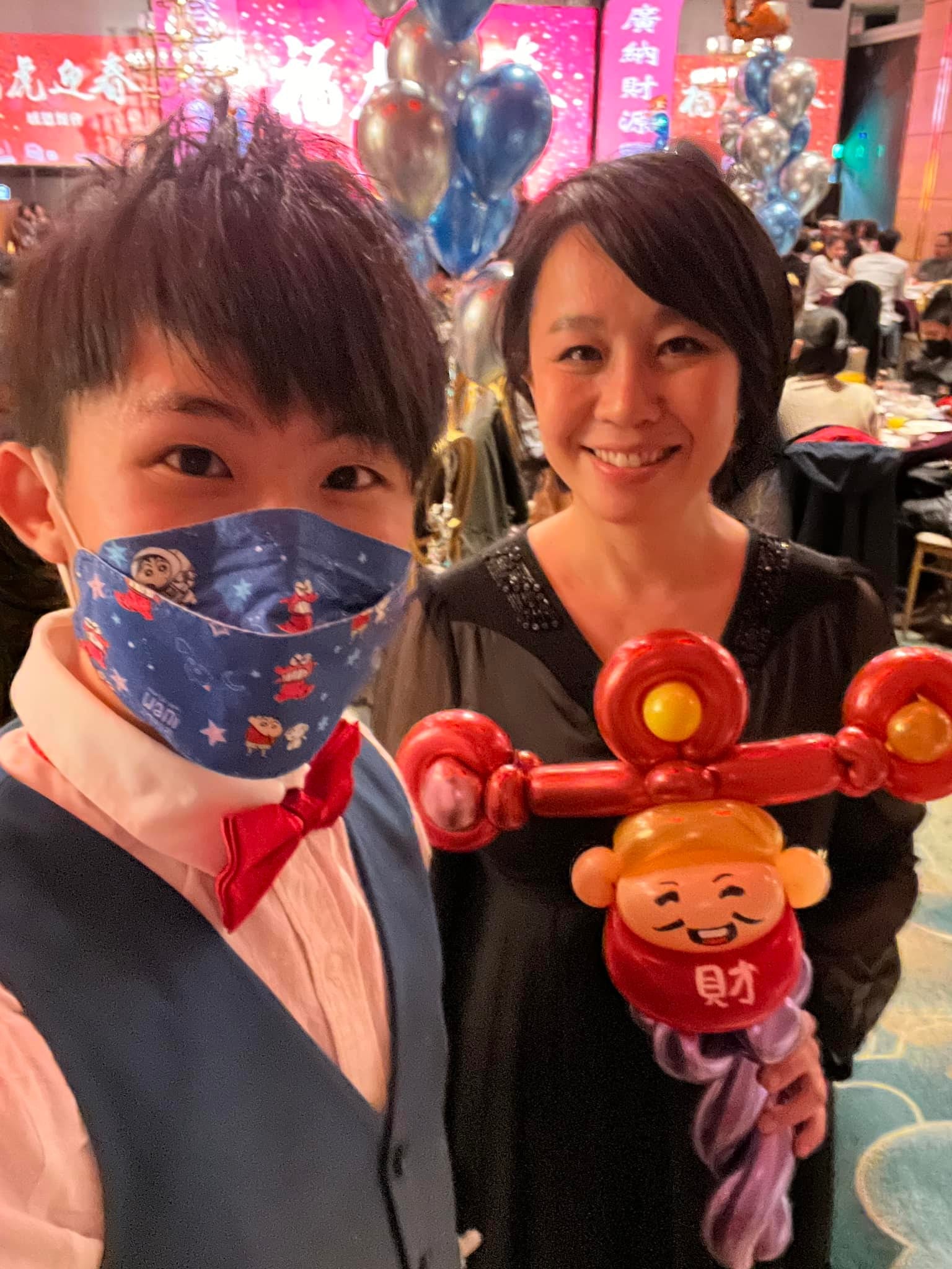 柯男與賓客合照，賓客拿著財神爺造型氣球