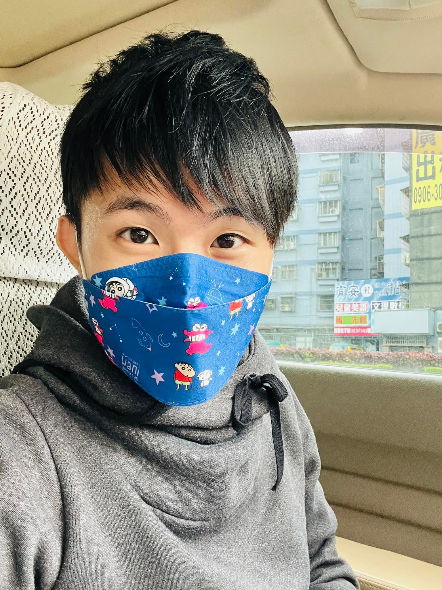 柯男戴著藍色口罩在車上自拍,準備出發上課