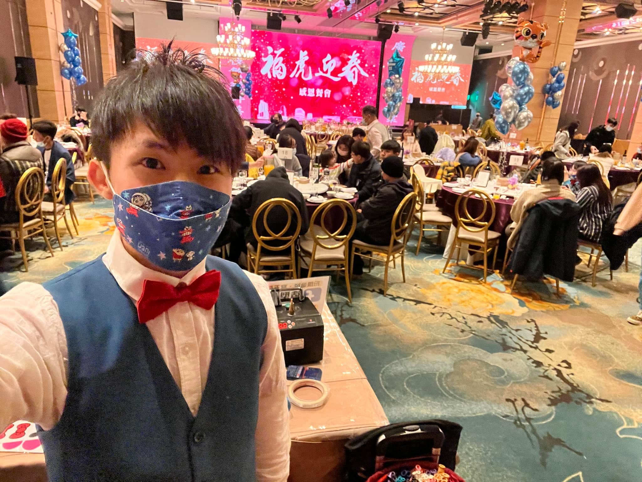 柯男在大直典華尾牙宴會廳自拍，舞台螢幕寫著福虎迎春