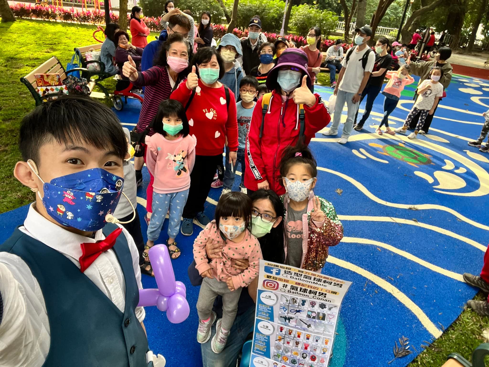 柯男在板橋環河公園自拍，身後是排隊等氣球的親子民眾