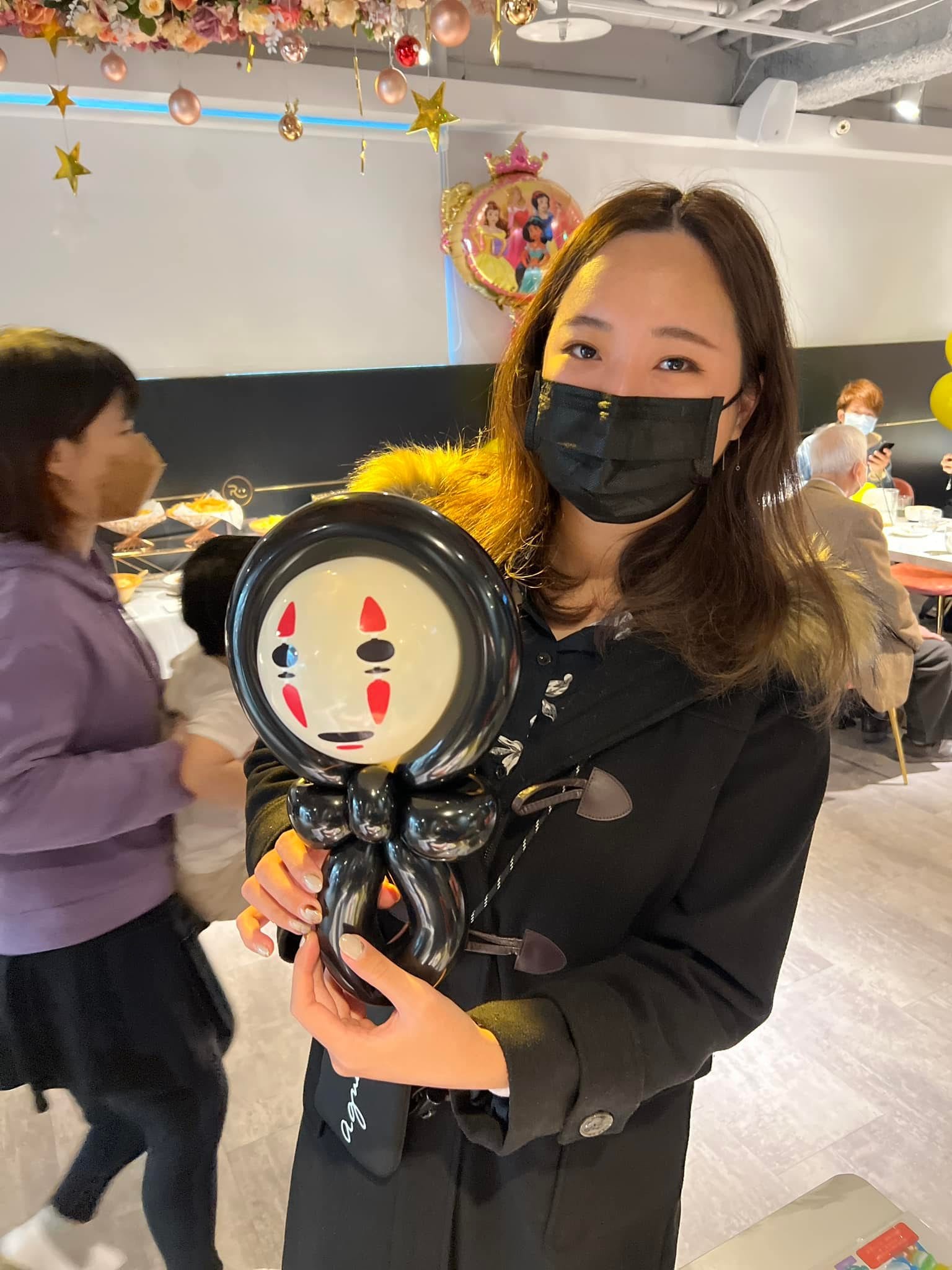 賓客拿著神隱少女無臉男造型氣球