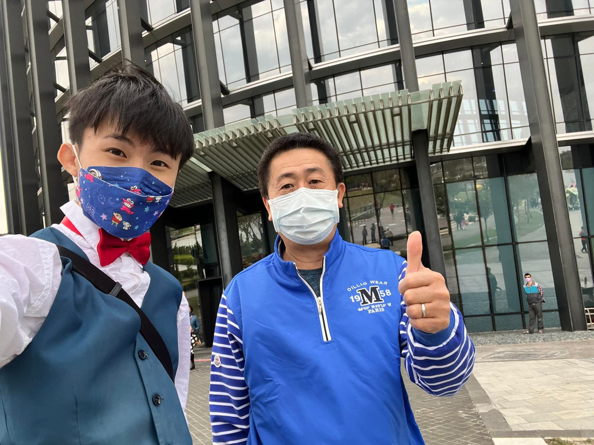 柯男與柯爹在故宮南院建築入口前自拍
