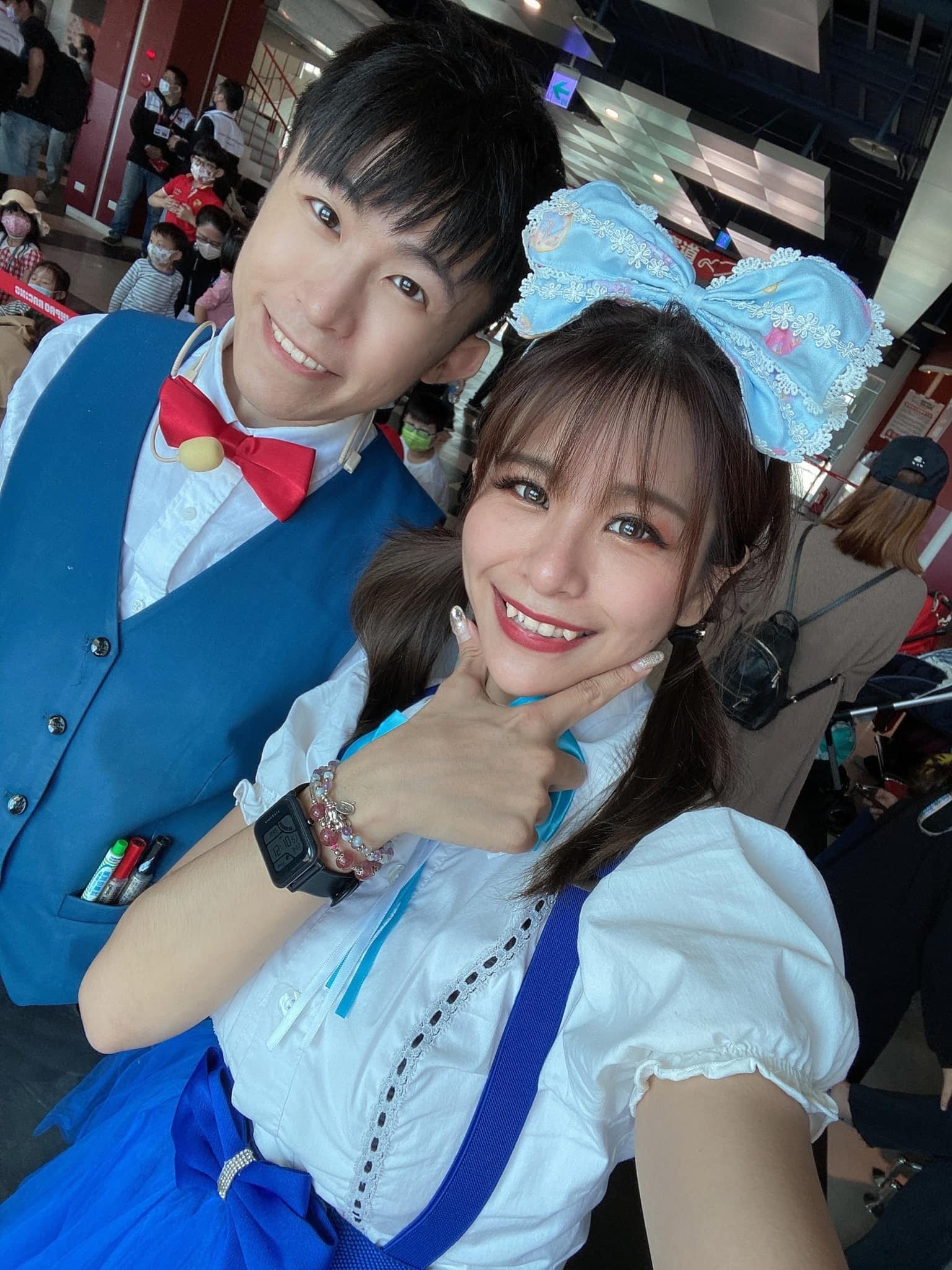 柯男與戴藍色蝴蝶結的帶動姐姐在車聚現場自拍