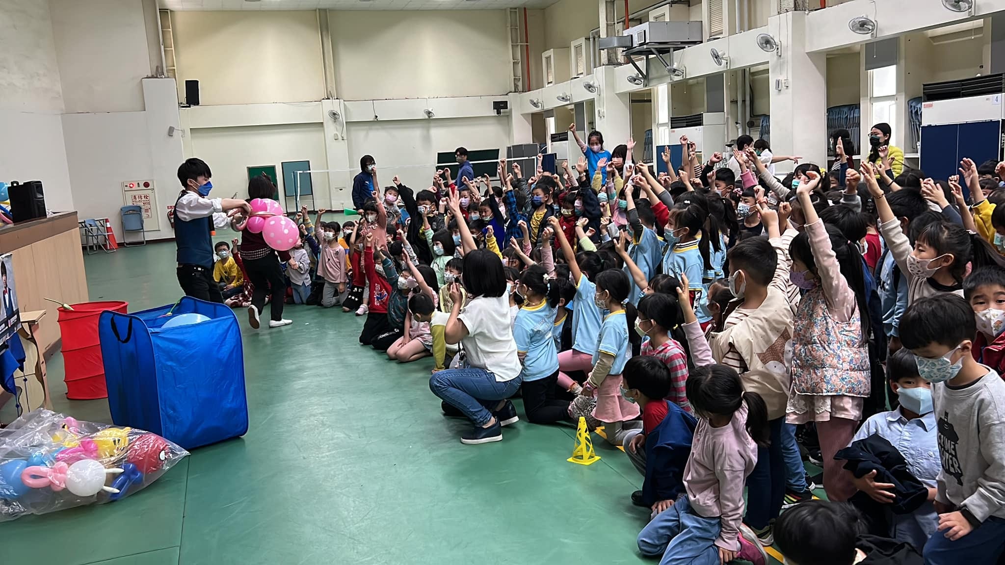 柯男拿著粉紅氣球表演,國安國小學生踴躍舉手