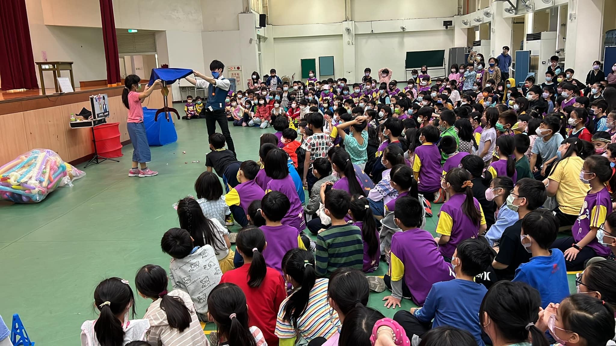 柯男和上台的女學生一起表演藍色魔術布道具