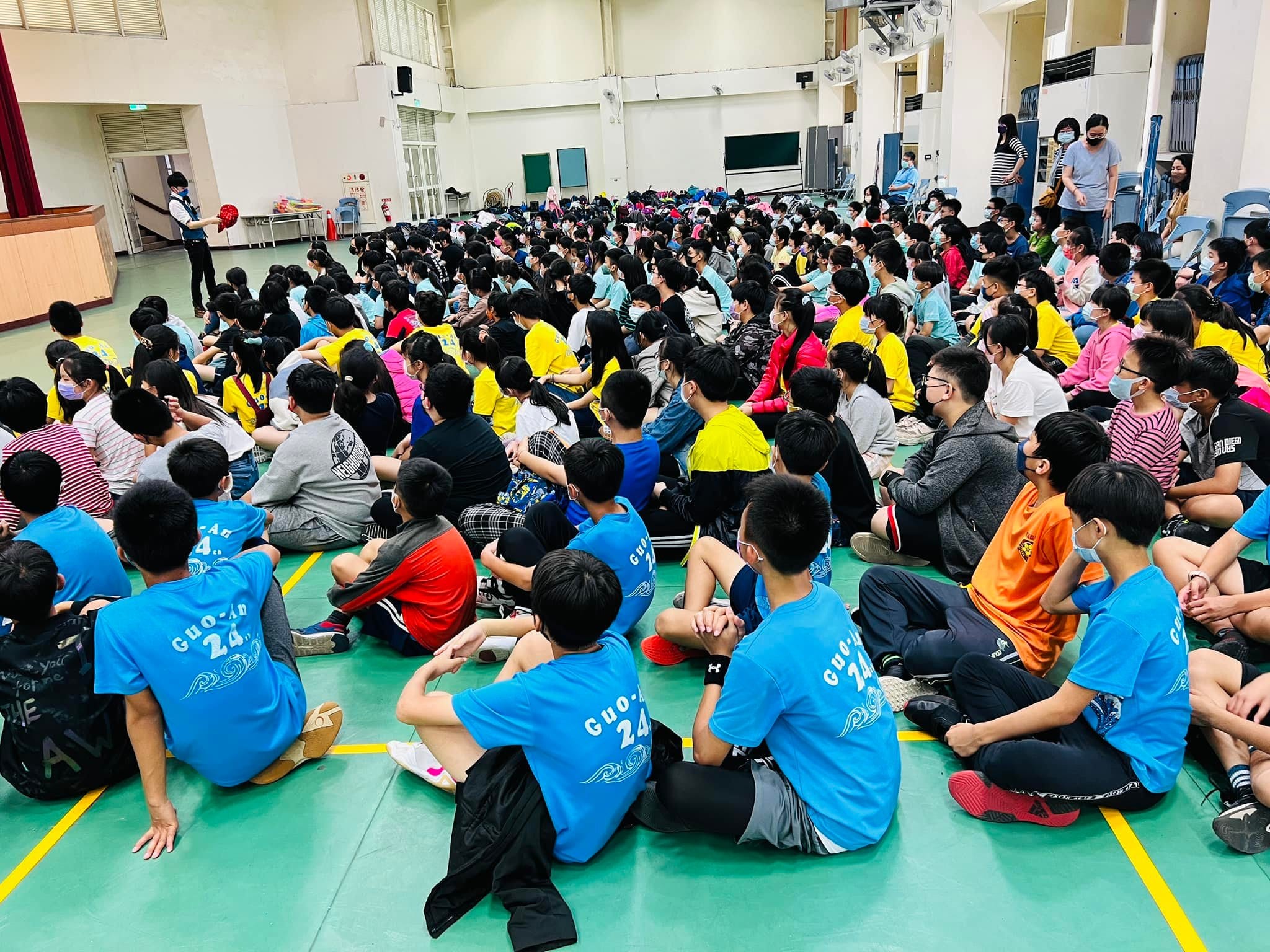 國安國小高年級學生坐滿禮堂地板看魔術表演