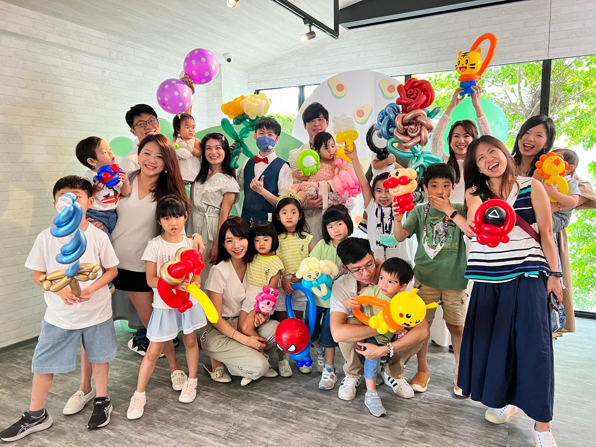 生日派對大合照，賓客拿著皮卡丘、麵包超人、蜘蛛人等造型氣球