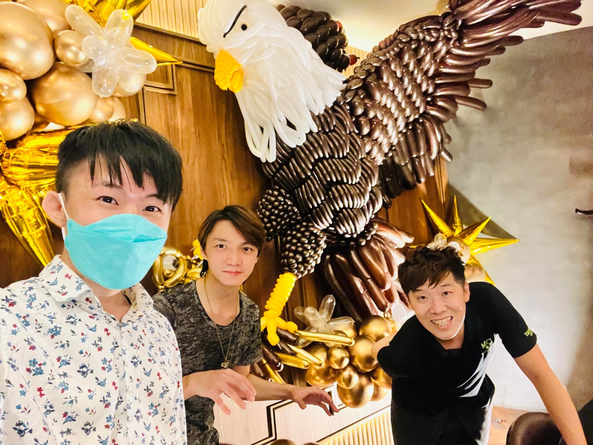柯男與兩位氣球師在老鷹氣球雕塑前自拍