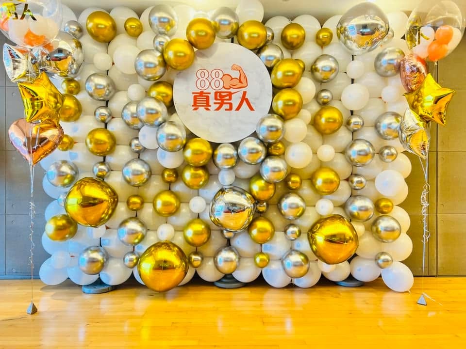 正面看氣球牆，左右兩側是金色星星與玫瑰金愛心鋁箔氣球