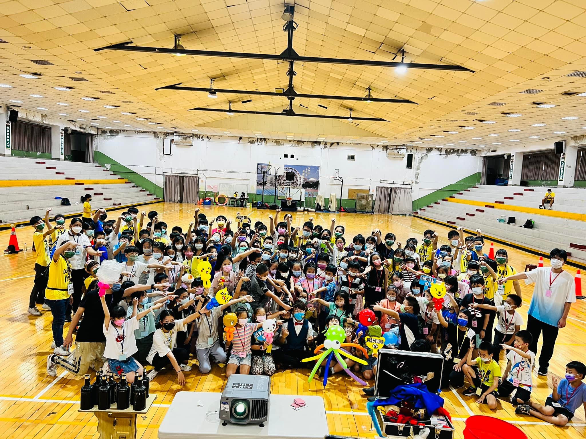 iPower 關懷協會公益活動，體育館裡孩子們舉著造型氣球大合照