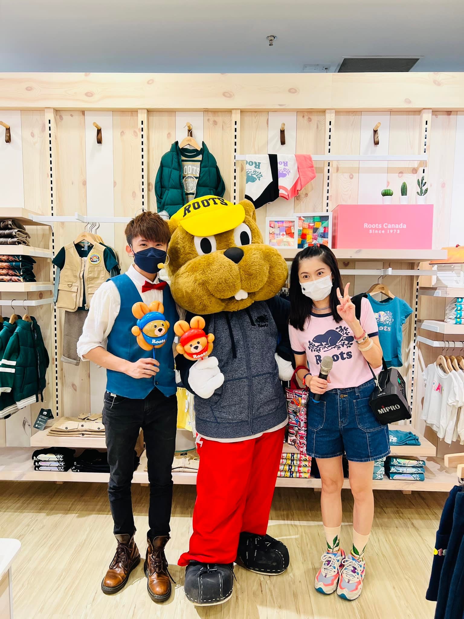 桃園台茂 RootsKid 專櫃，柯男與海狸寶寶人偶、比 YA 的女孩合照