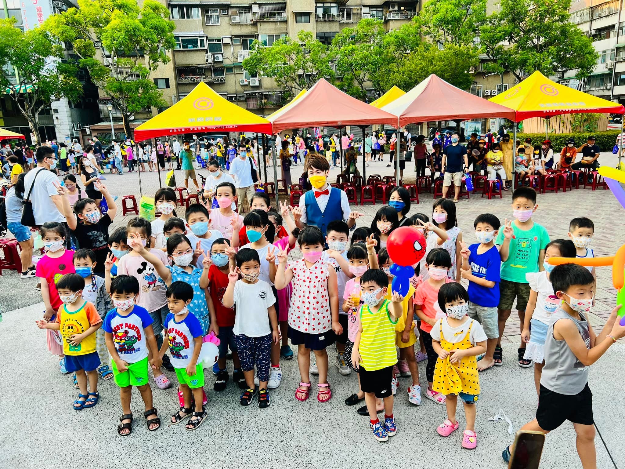 南港玉成公園帳篷區前，一大群孩子和柯男合照比 YA
