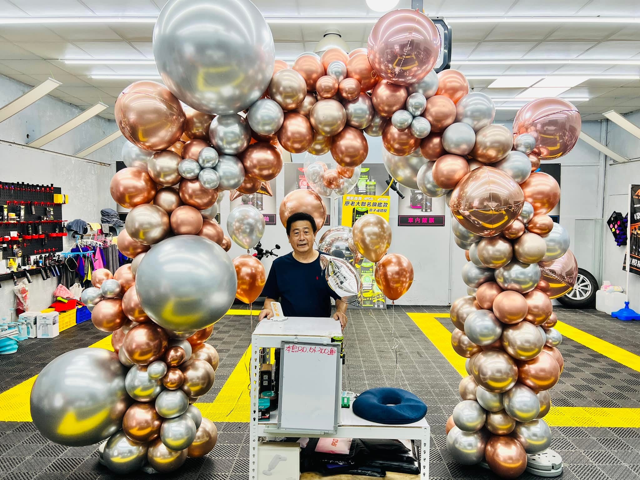 賣場黃色標線地板上的玫瑰金銀色有機氣球拱門全景