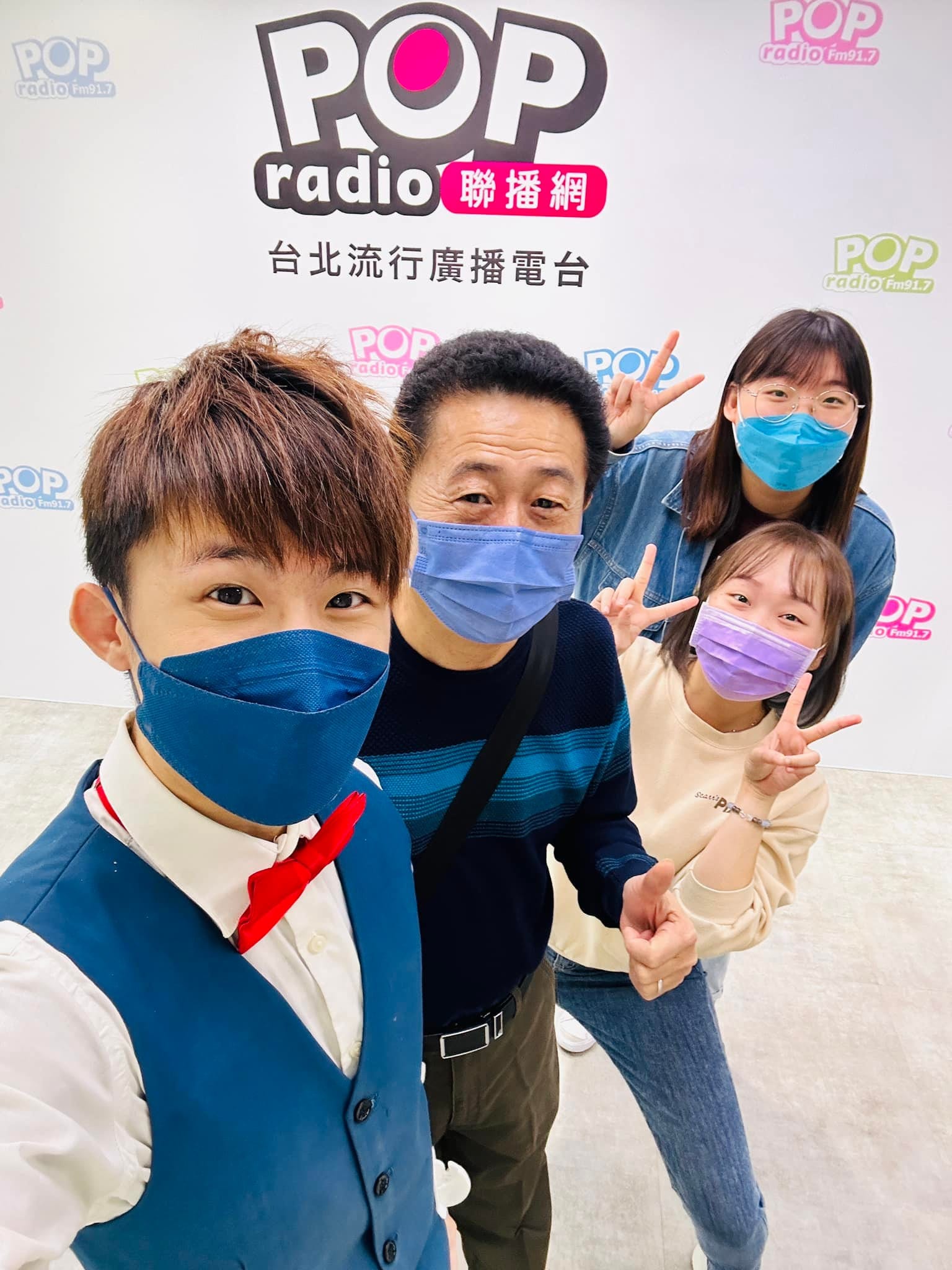 柯男在 POP Radio 背板前自拍，柯爹與兩位工作人員一起入鏡比 YA