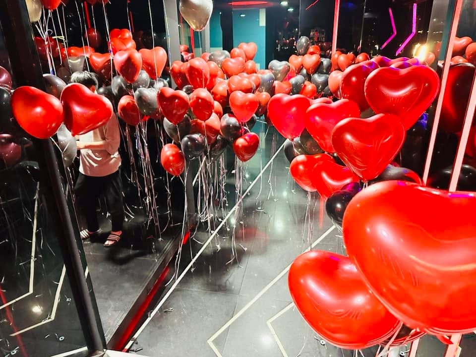 夜店走道兩側擠滿紅色與黑色的愛心造型空飄氣球