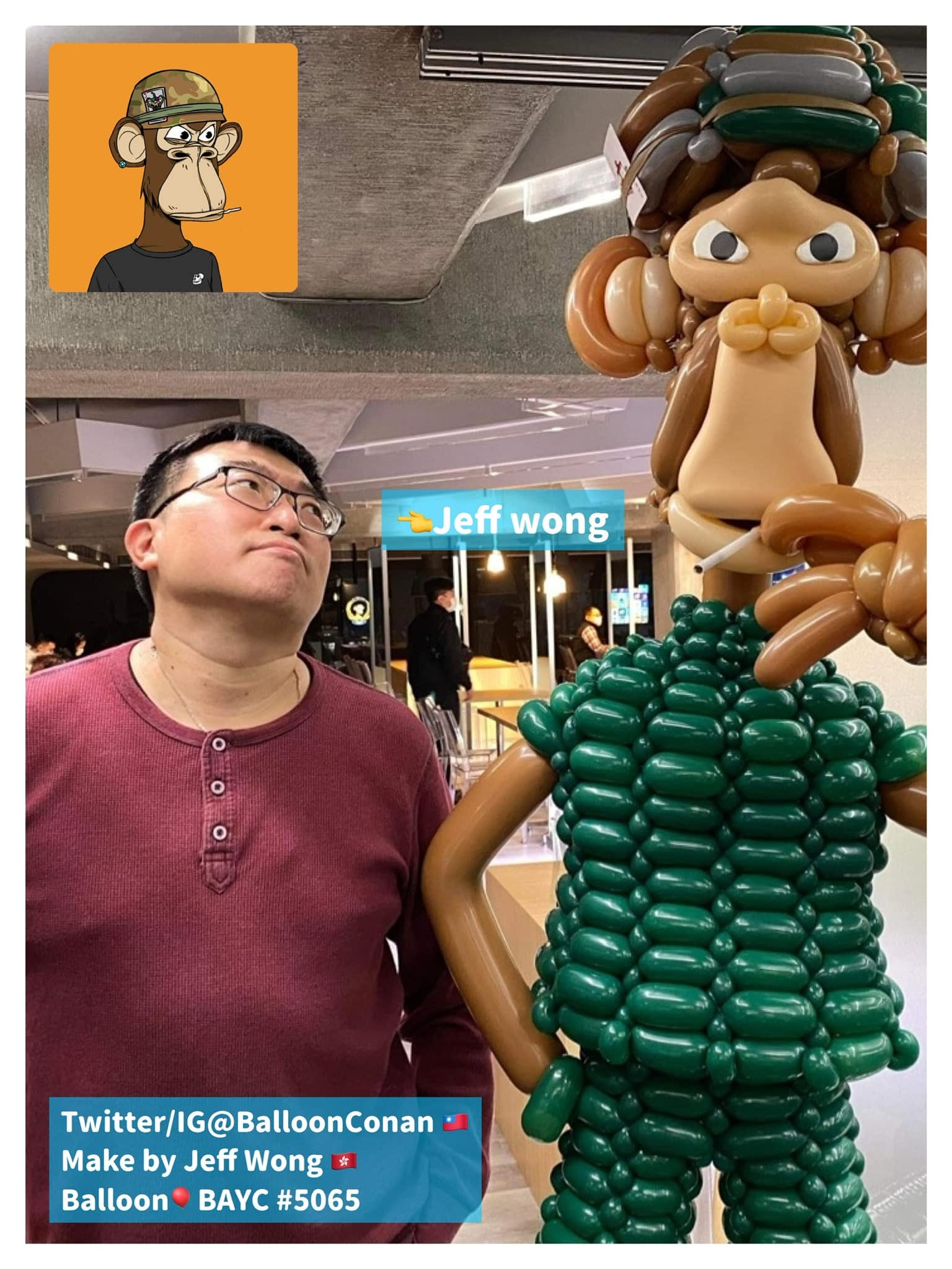 香港氣球大師 Jeff Wong 站在迷彩軍裝無聊猿氣球旁抬頭看