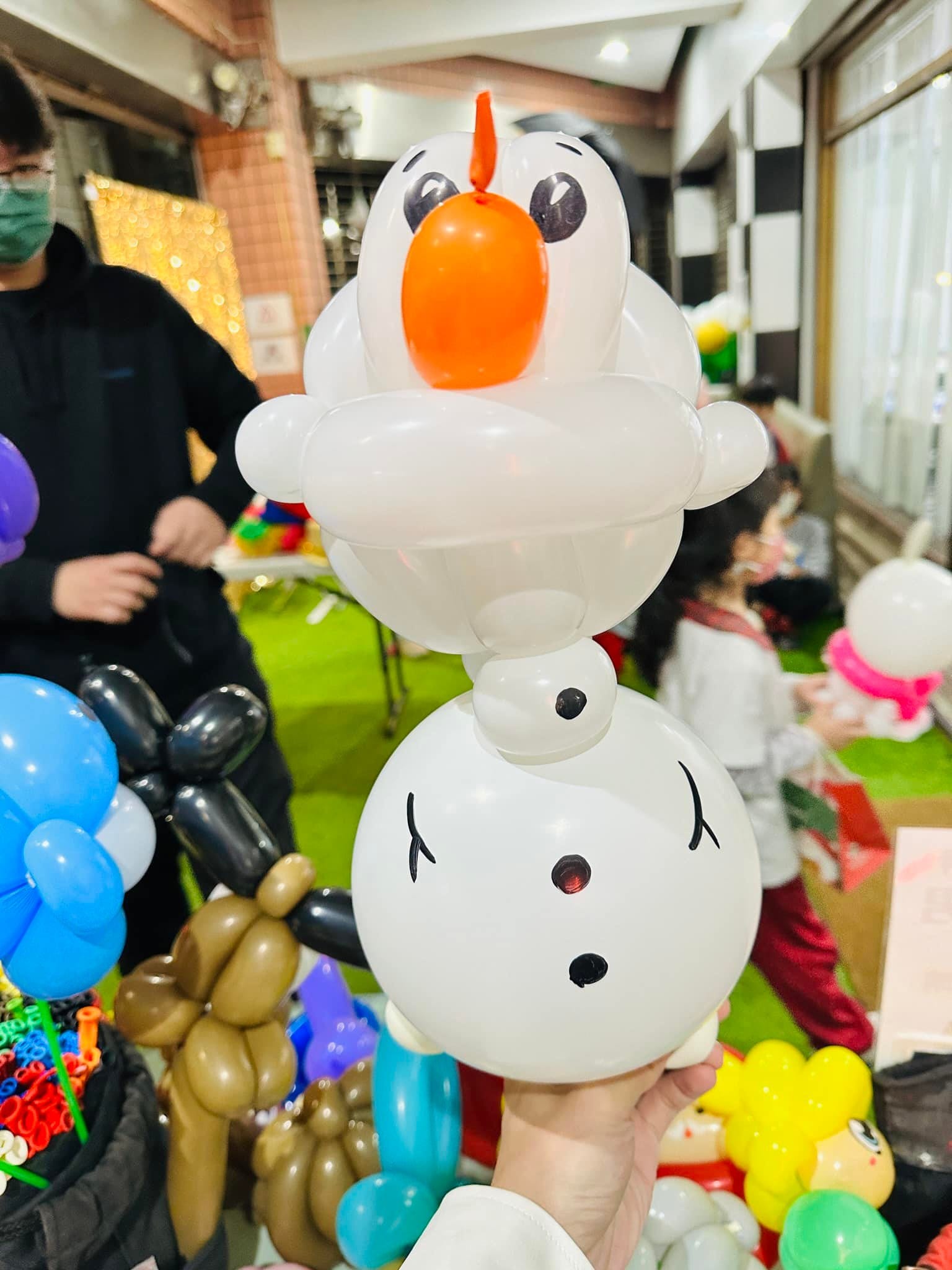 雪寶造型氣球特寫，橘色紅蘿蔔鼻子與圓滾滾的白色身體