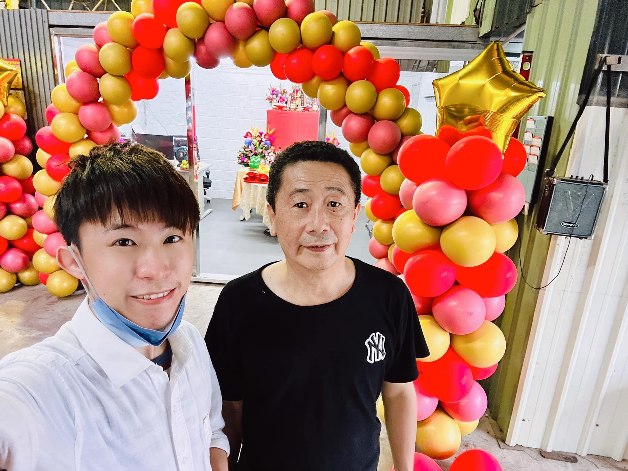 柯男與柯爹在紅黃粉氣球拱門下自拍