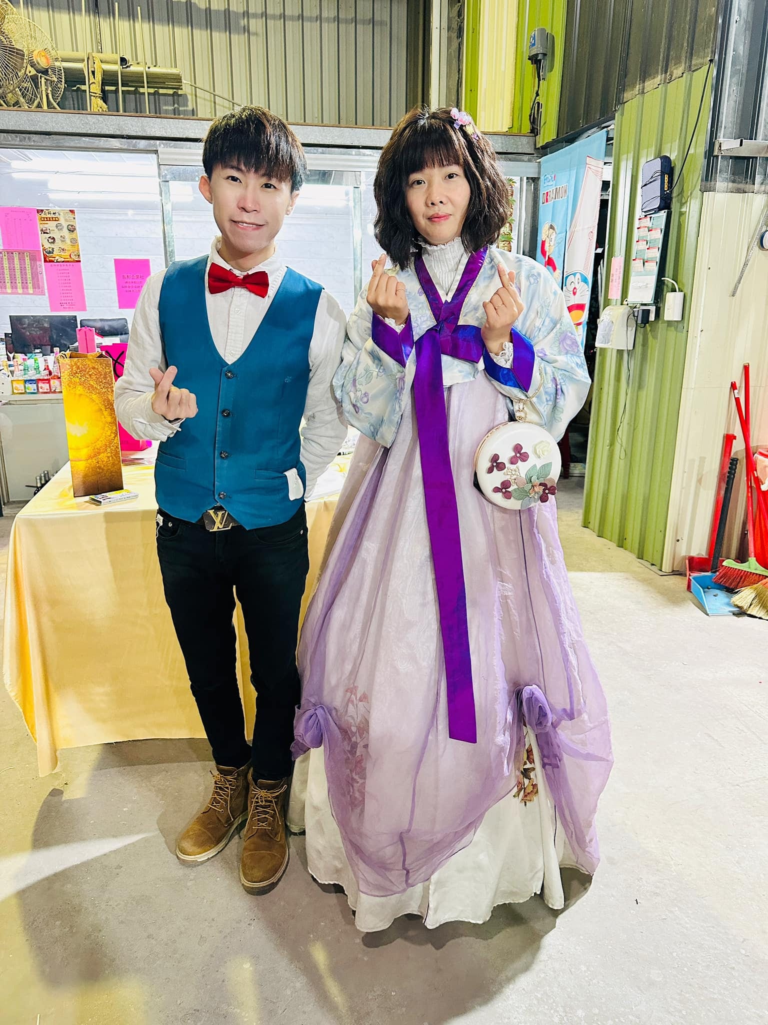柯男與穿紫色韓服的 Apple 姐在尾牙會場比心合照