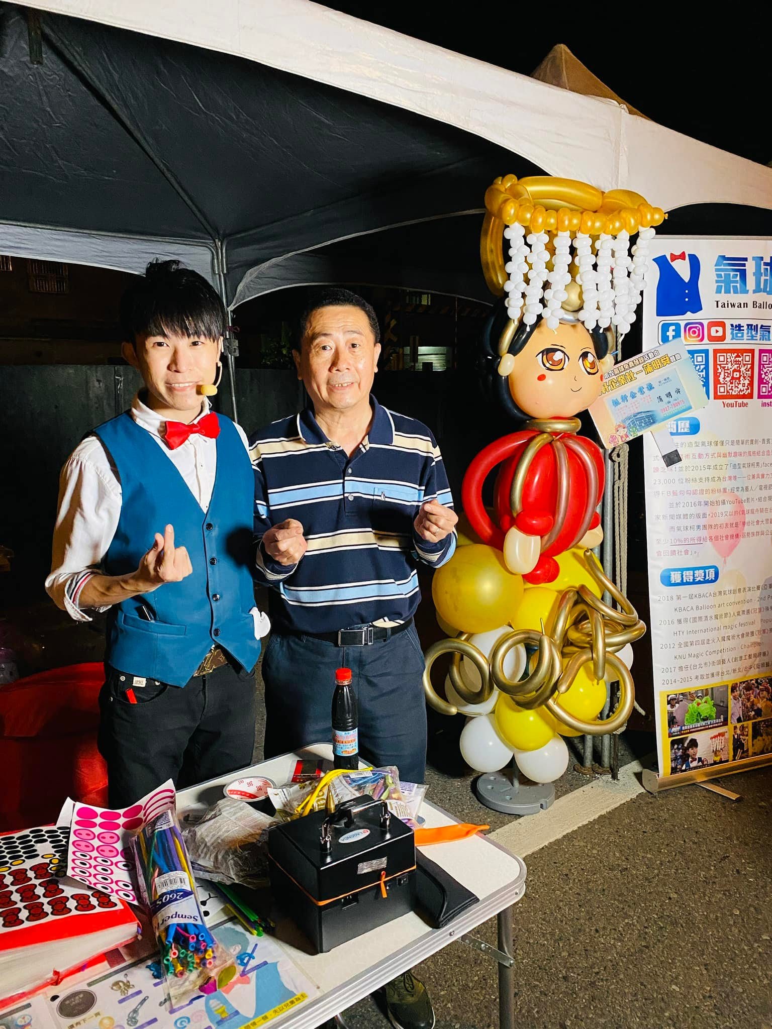 早年進香活動帳篷下，柯男與柯爹站在媽祖造型氣球旁