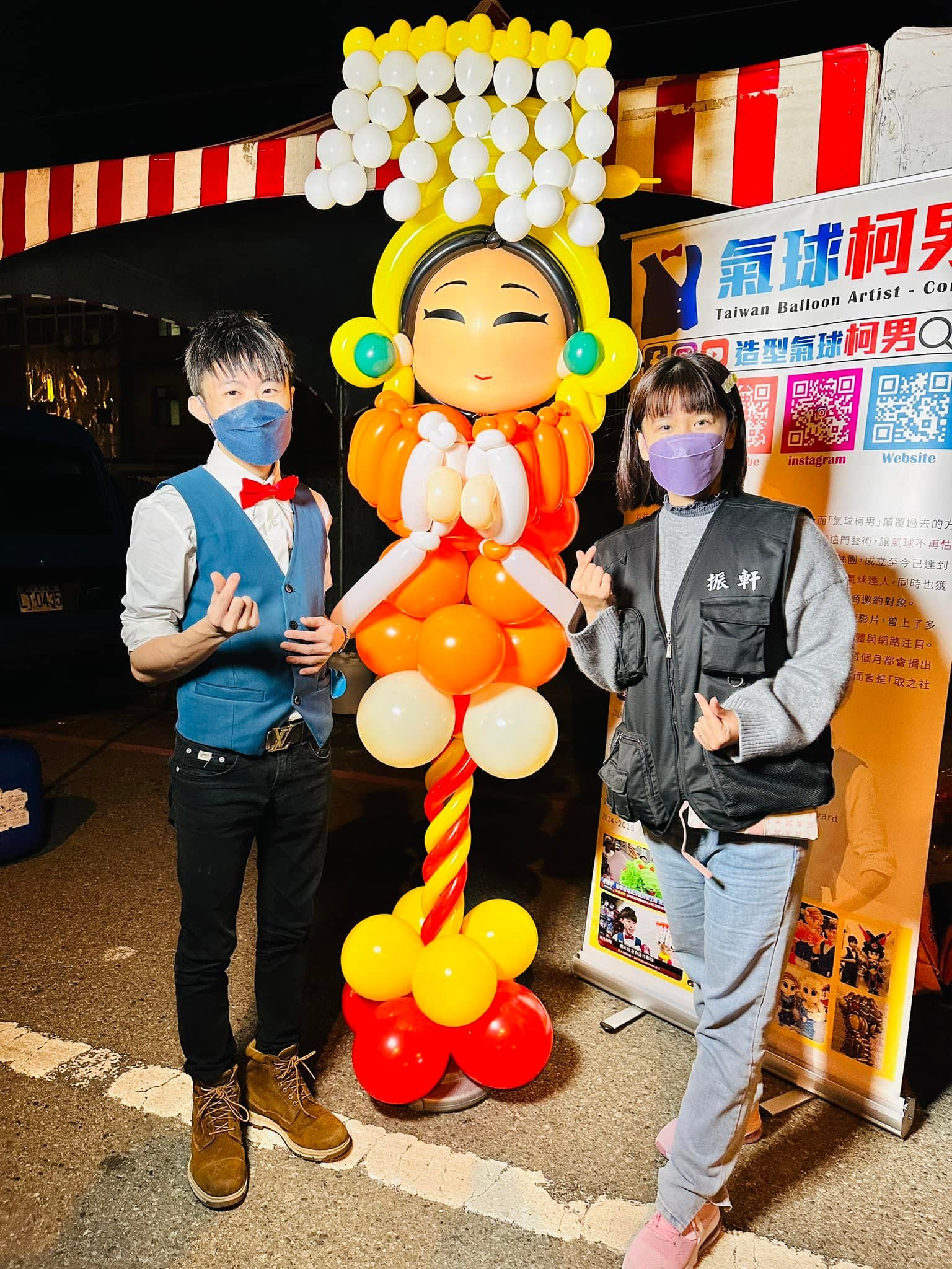 苗栗白沙屯媽祖進香路邊，柯男站在大尊媽祖造型氣球旁