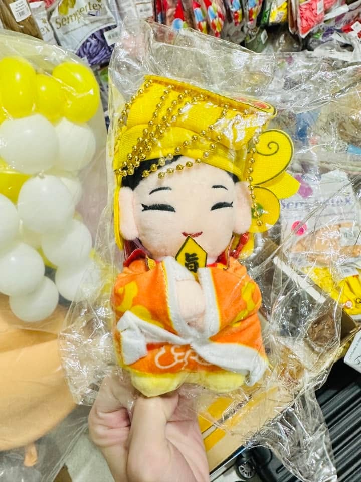 金色頭冠、橘色衣服的媽祖布偶，作為媽祖氣球的參考