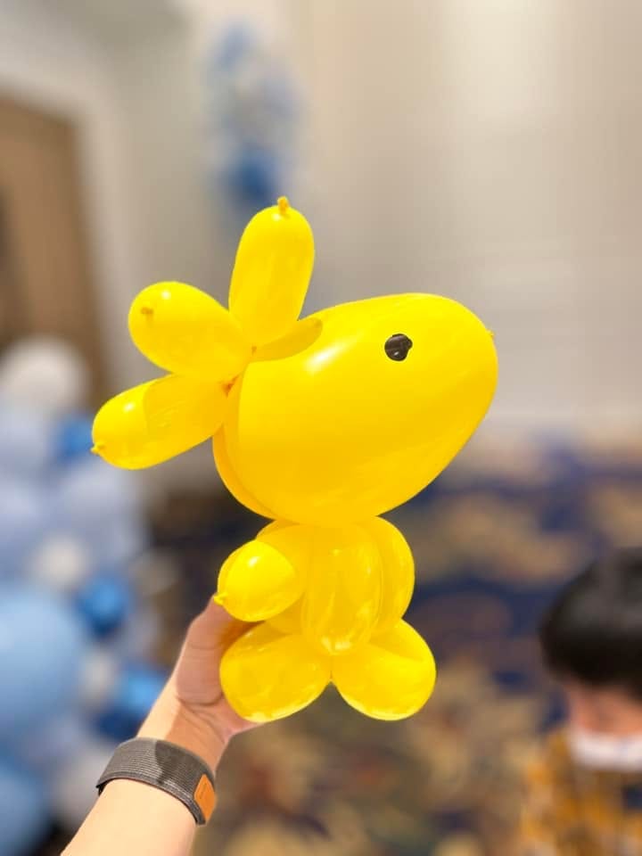 黃色小鳥造型氣球，頭頂有三根羽毛
